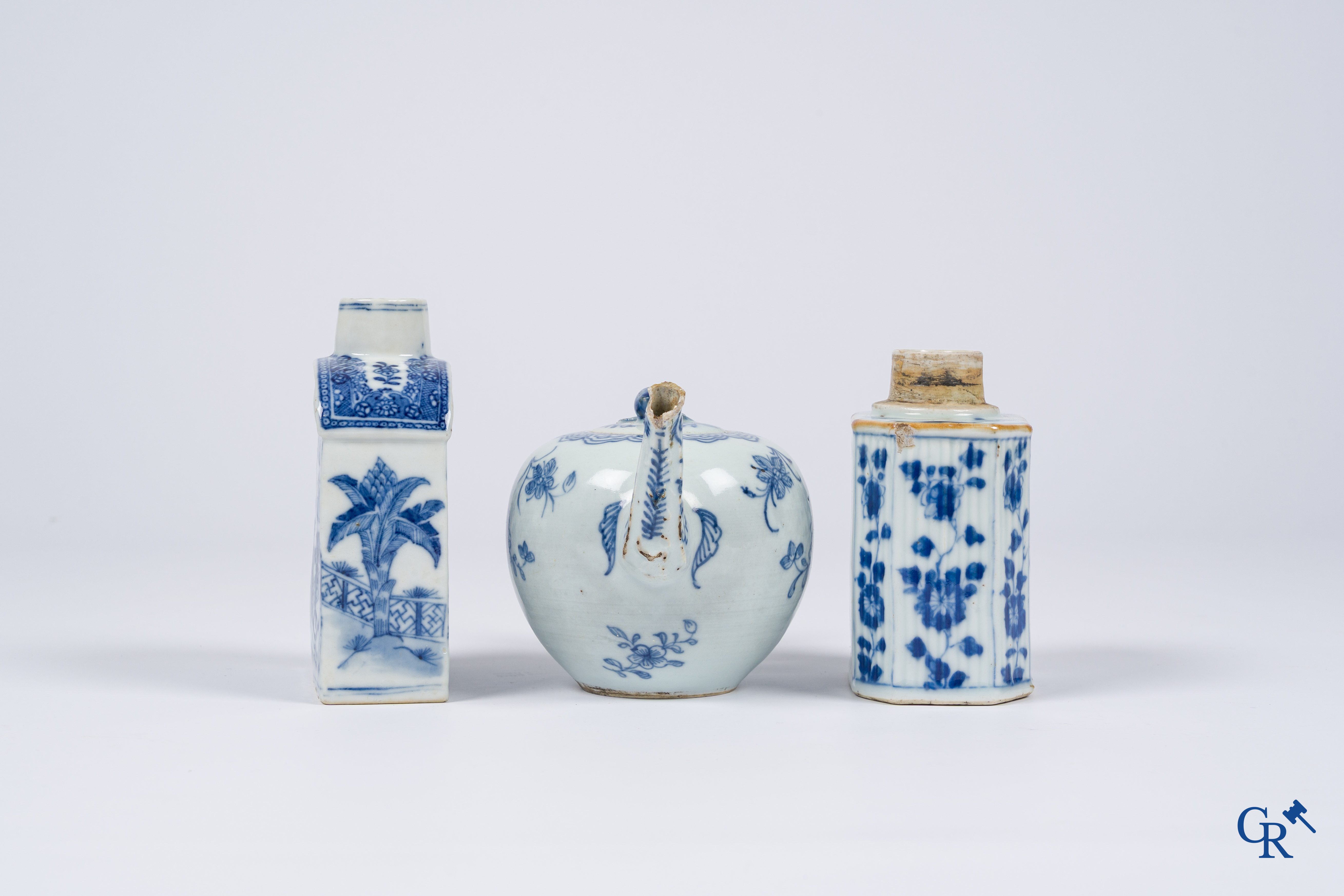 Asian Art, Chinese porcelain, 5 pieces blue and white porcelain. 18th-19th century.