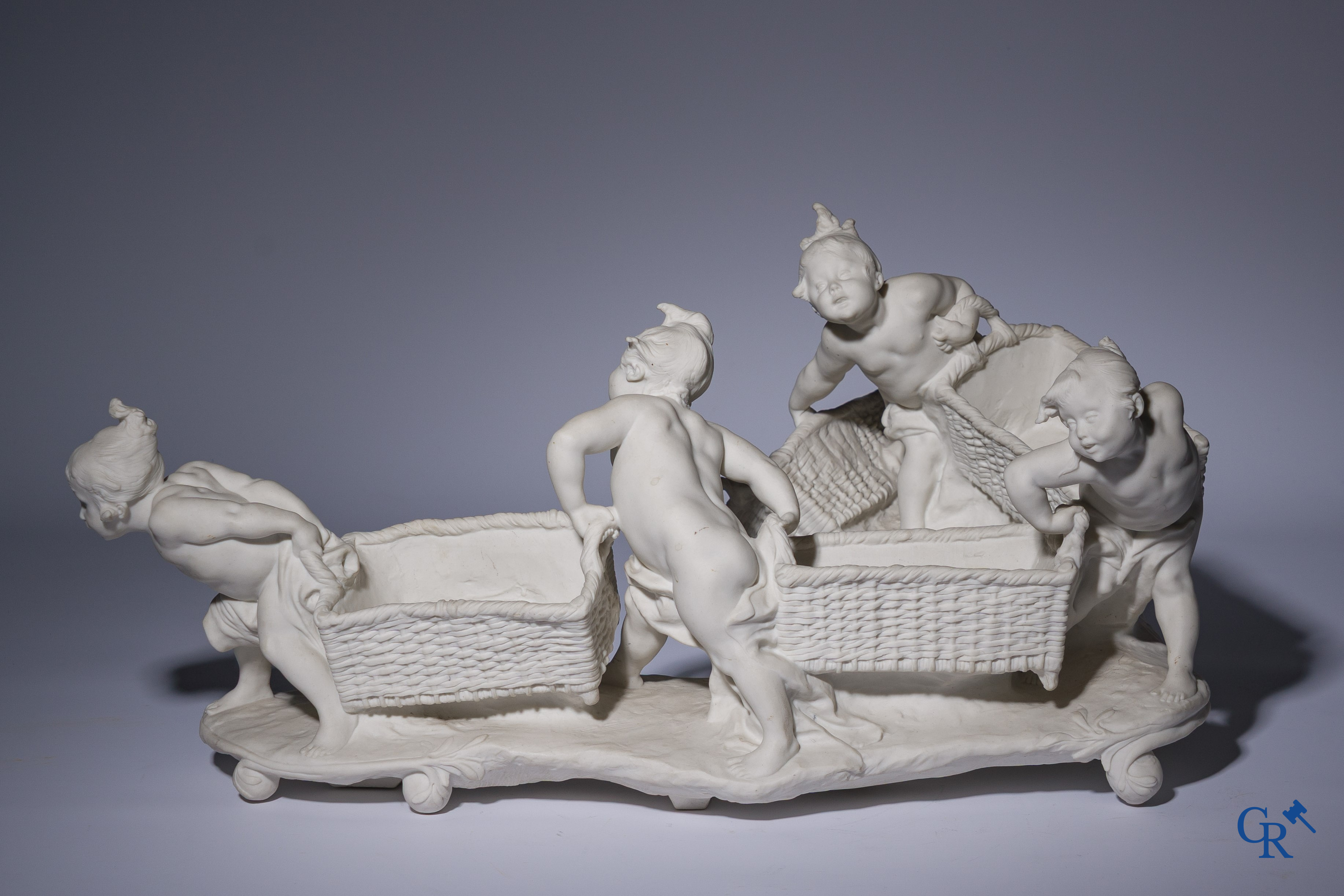 Jules Cheret (1836-1932) & Manufacture de Sèvres. Uitzonderlijk 3-delige Milieu de table, "Farandole d'amours".