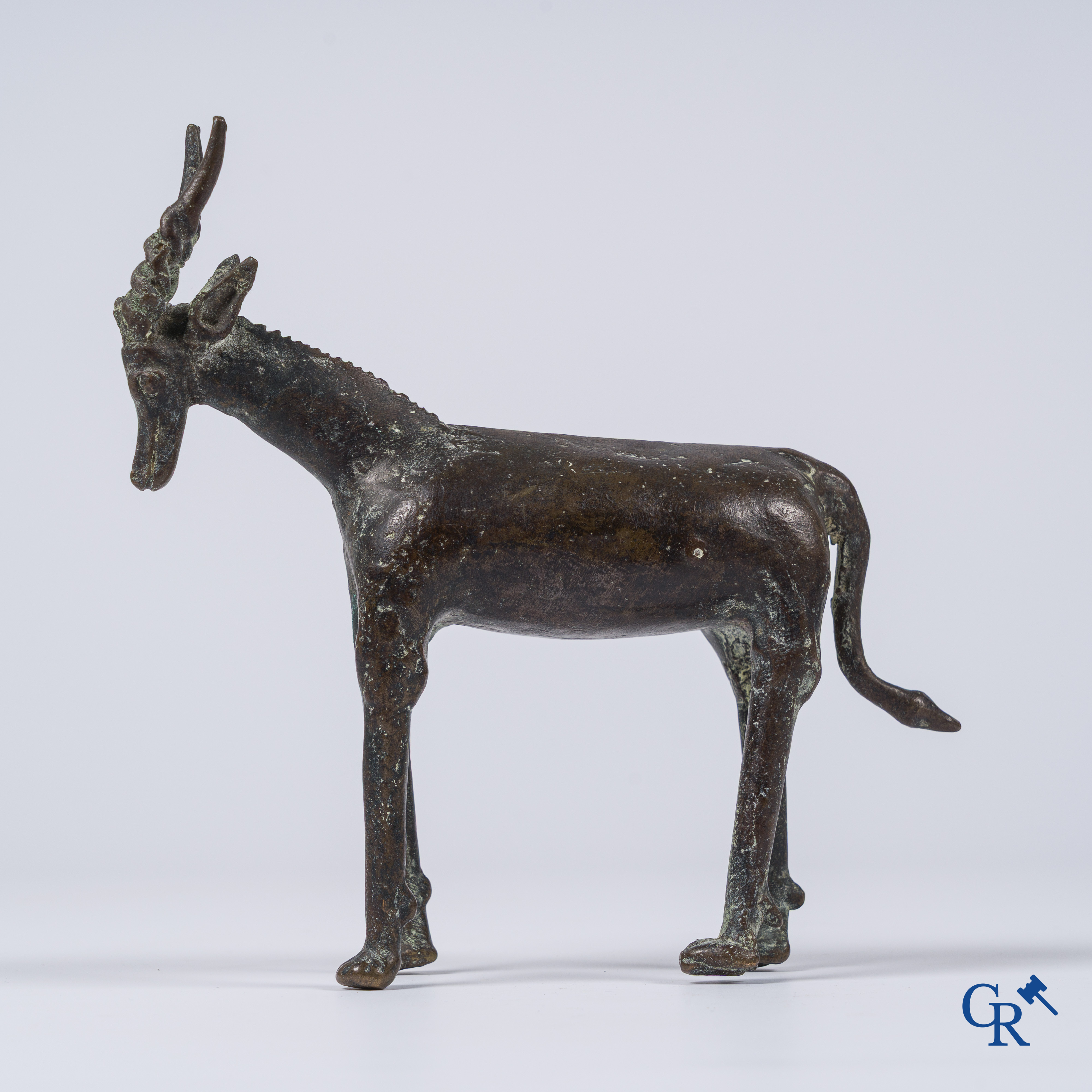 Ancien bronze avec une représentation d'une antilope. Anciennes réparations et la jambe avant droite remplacé.