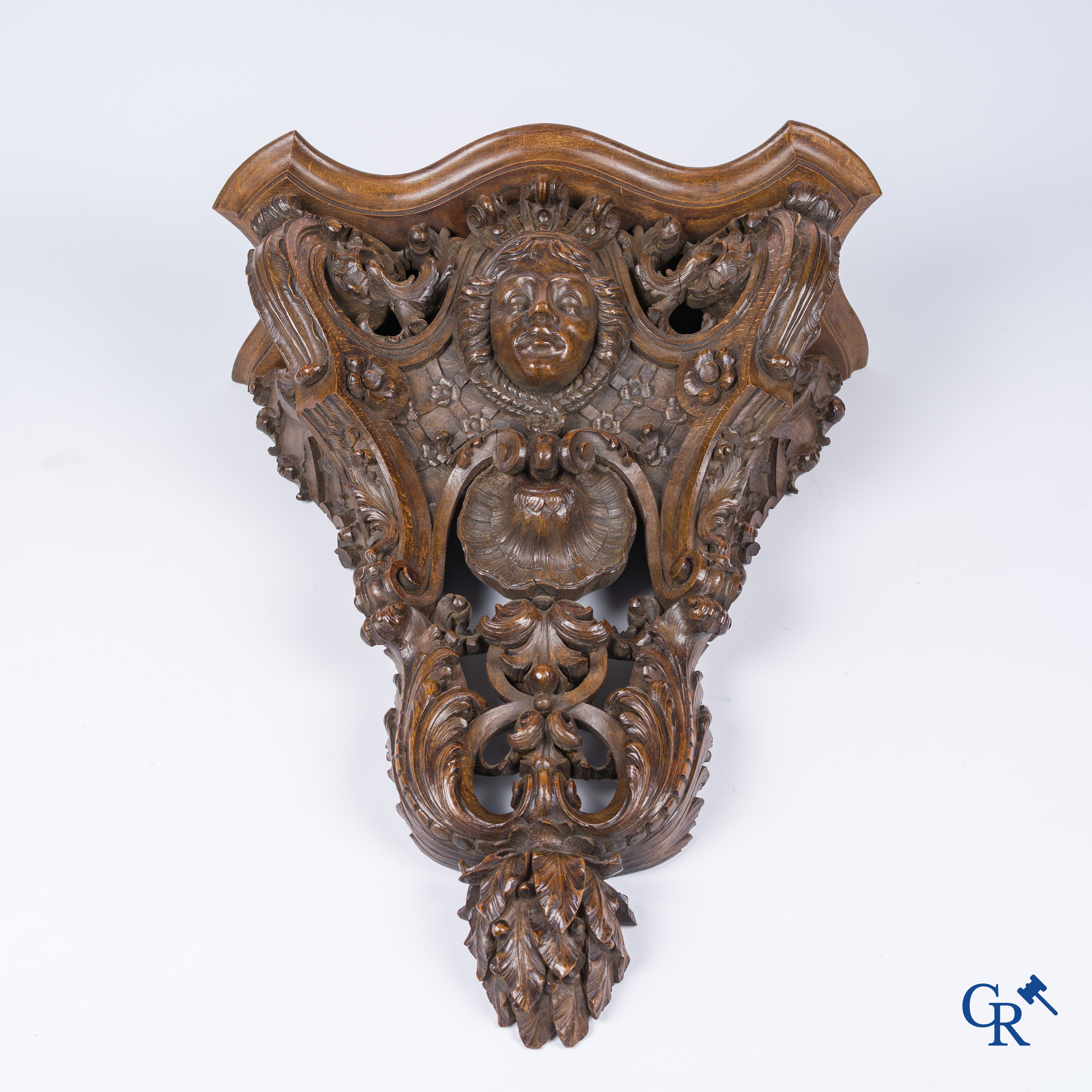 Een rijkelijk gesculpteerde Renaissance-stijl muurconsole in notelaar. 19e eeuw.