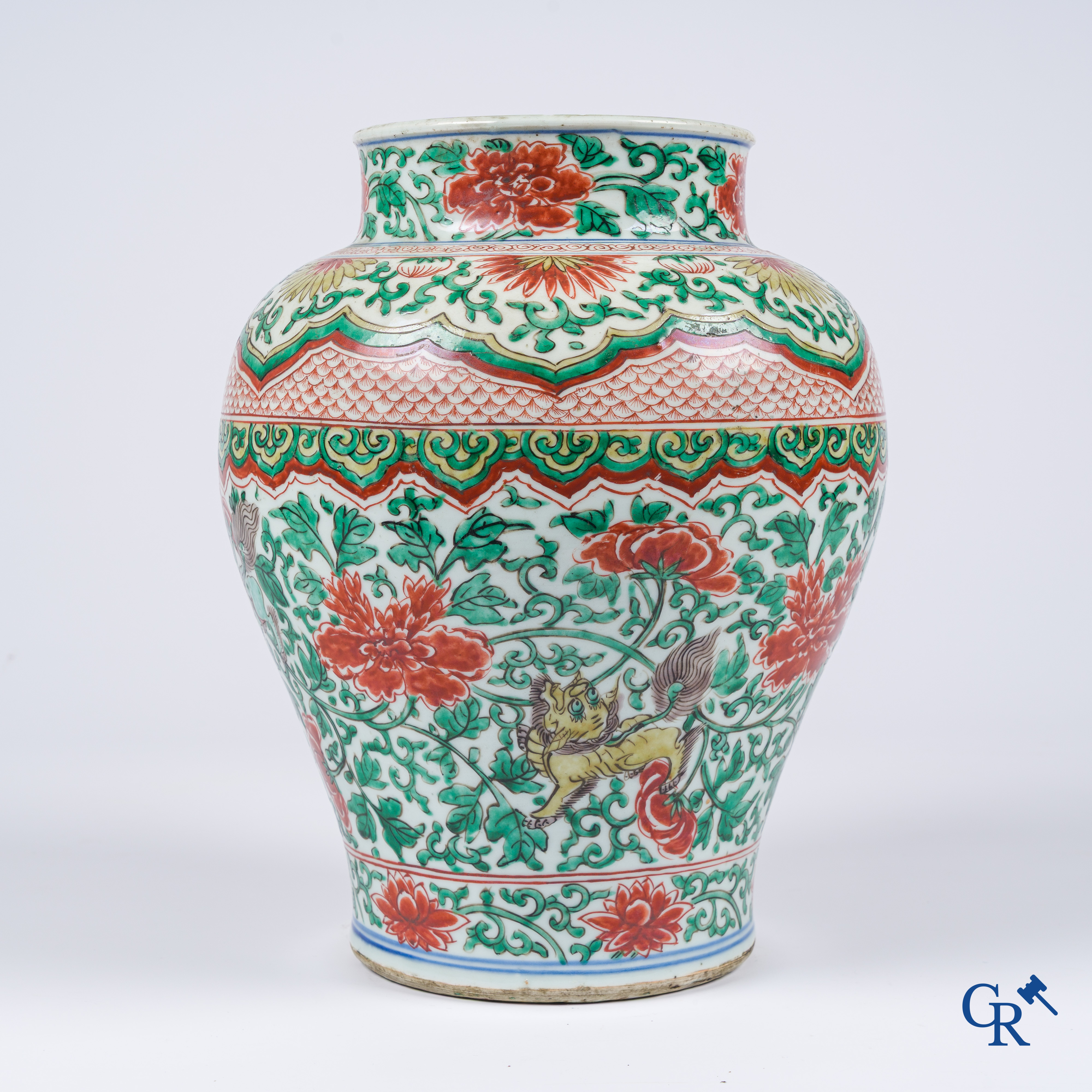 Aziatica, Chinees porselein. Een grote Chinese Wucai vaas. 17e eeuw.