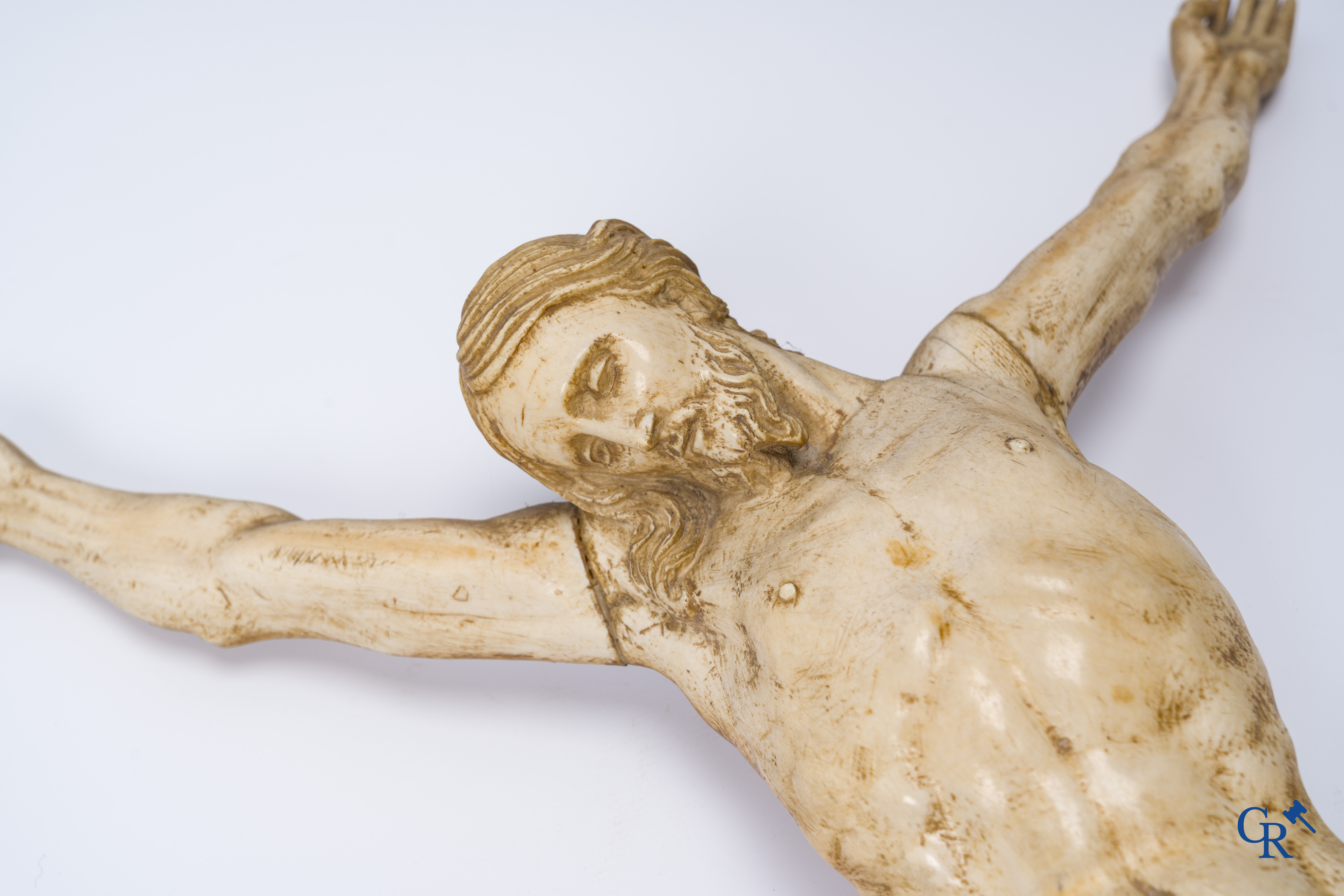 Religieuze objecten, een grote corpus in gesneden ivoor. Europees werk. 18e-19e eeuw.