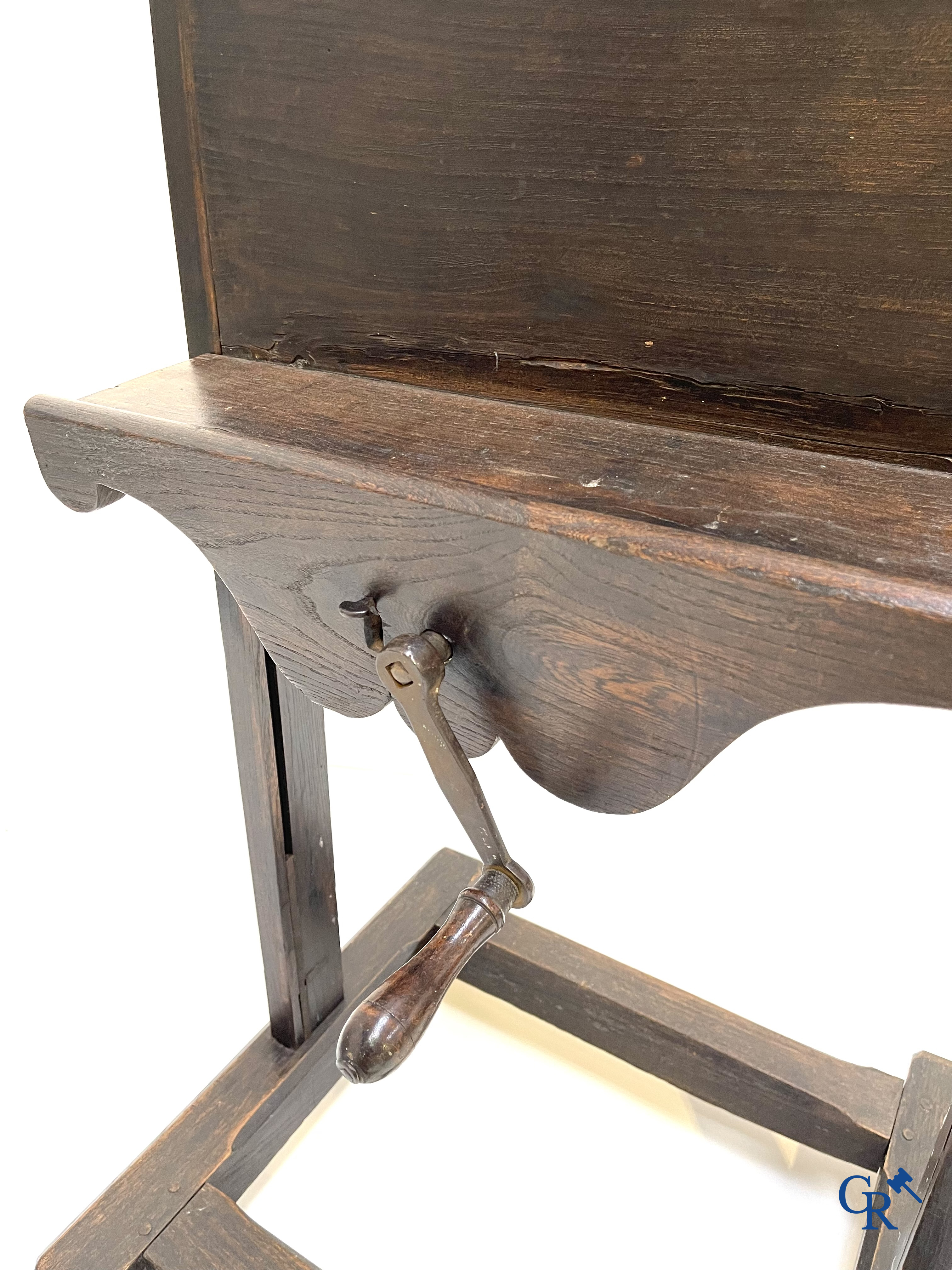 Een grote antieke atelier schildersezel met hoogteregelaar door middel van een draaikruk. 19de eeuw.