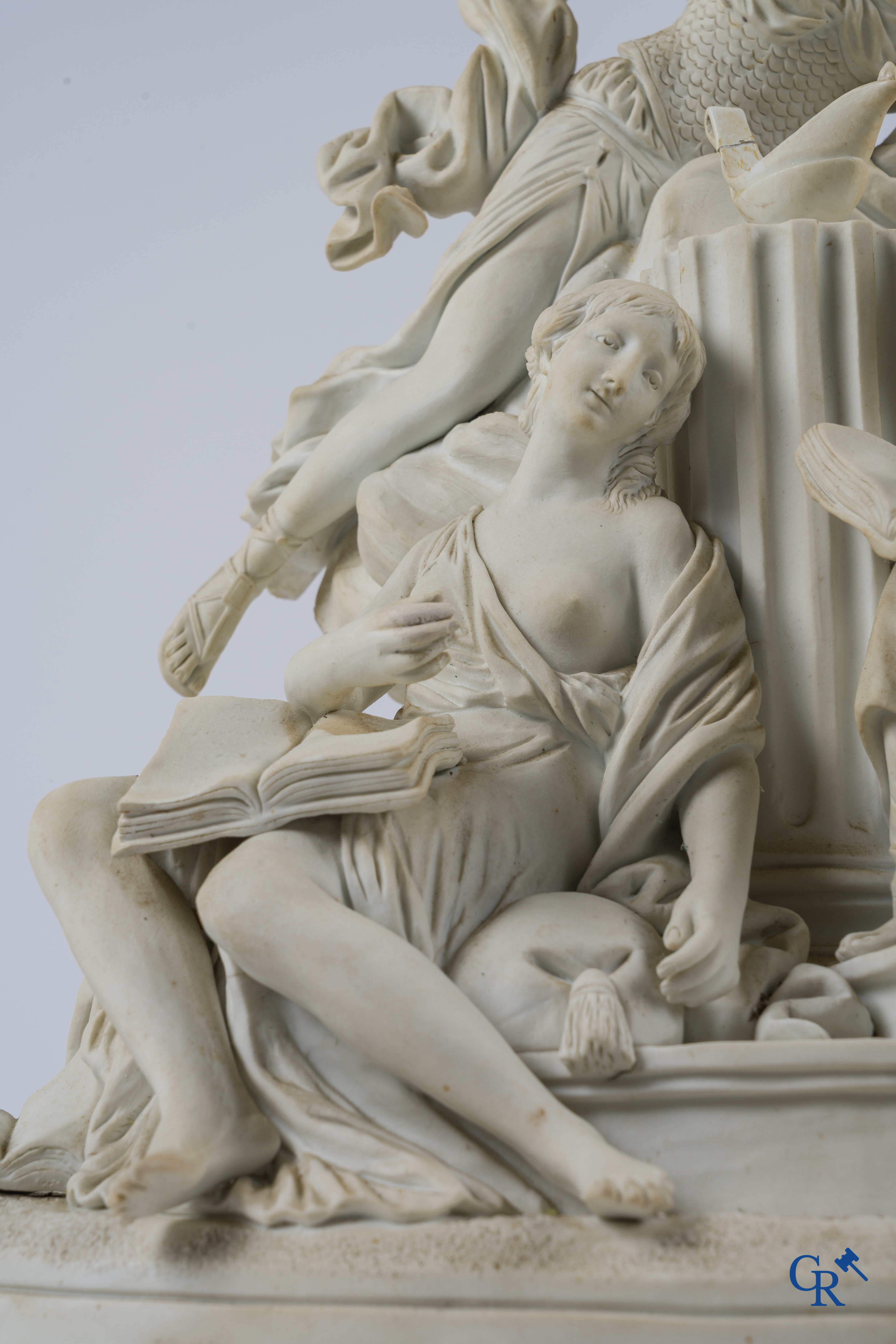 Louis-Simon Boizot "Minerve protégeant l'Etude et foudroyant la Paresse." Witte biscuit van Niderviller. Eind 18e eeuw.