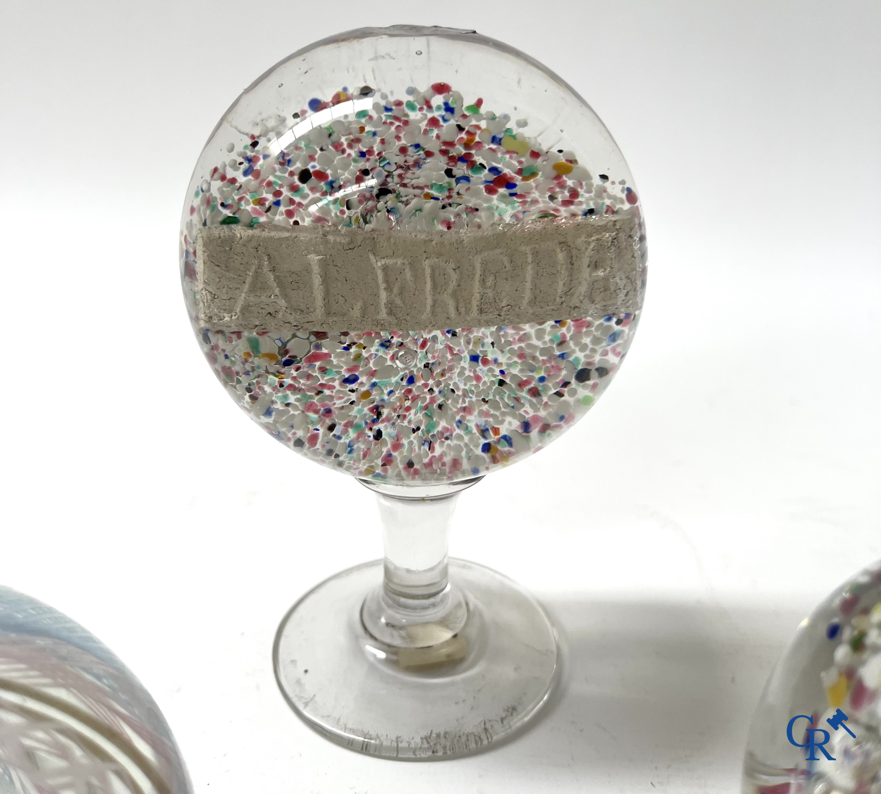 Meerdere presse-papiers en sulfure objecten waaronder een zeldzaam boule presse-papier met voorstelling van Henri II.