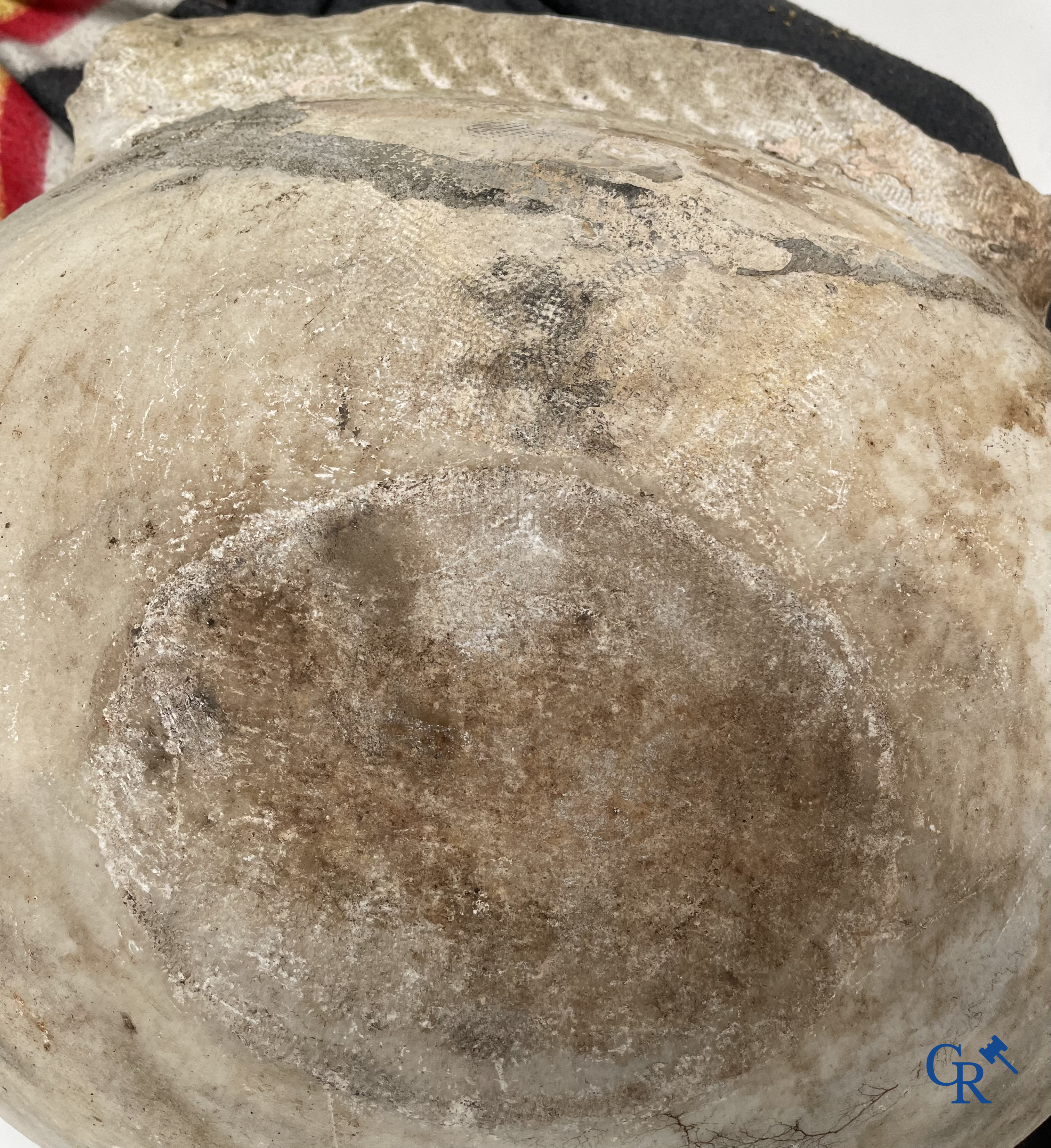 Uitzonderlijk groot marmeren wijwatervat of doopvont. 18e eeuw.