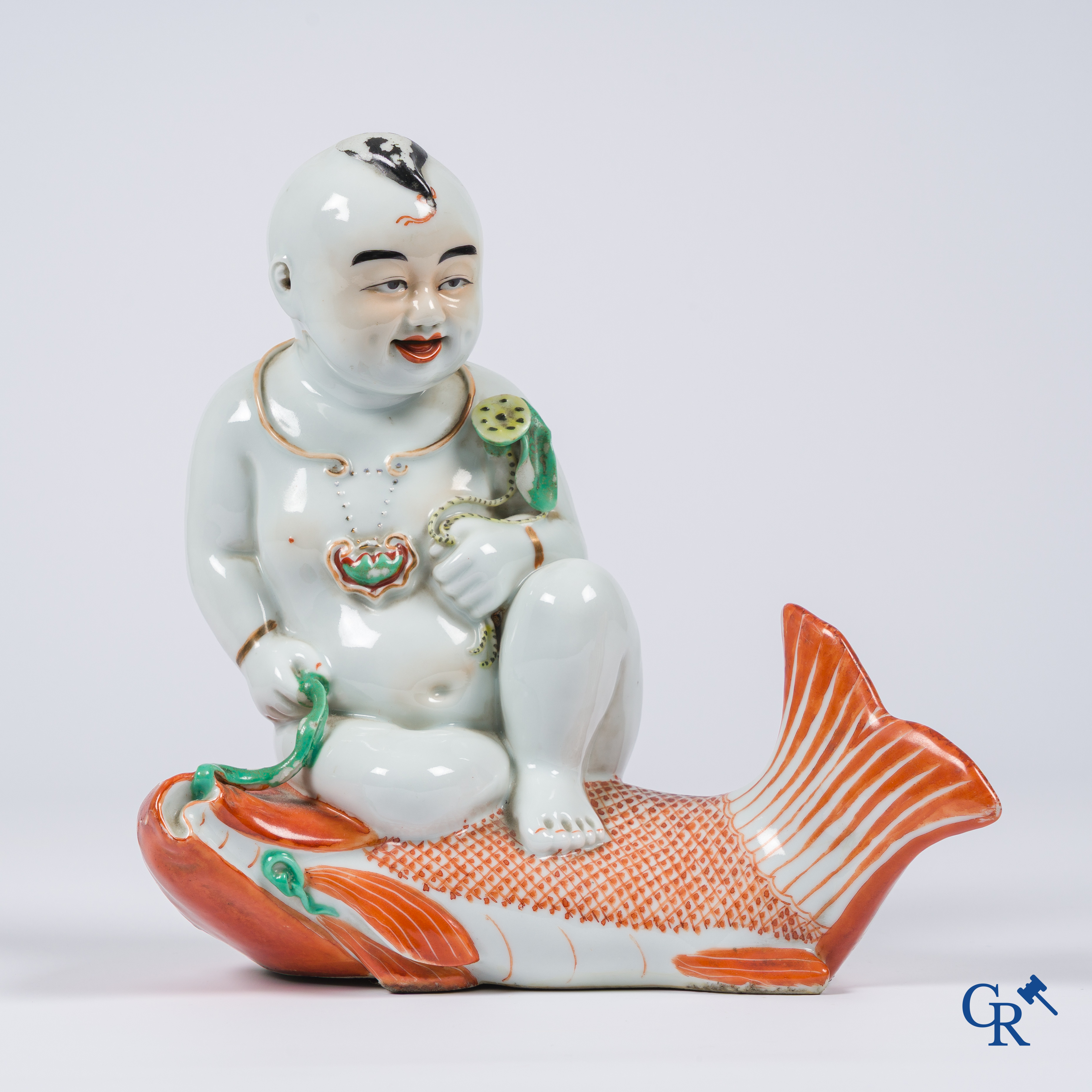 Aziatica, Chinees porselein, famille rose. Voorstelling van een jongen "Tongzi" op een karper. Gemerkt.