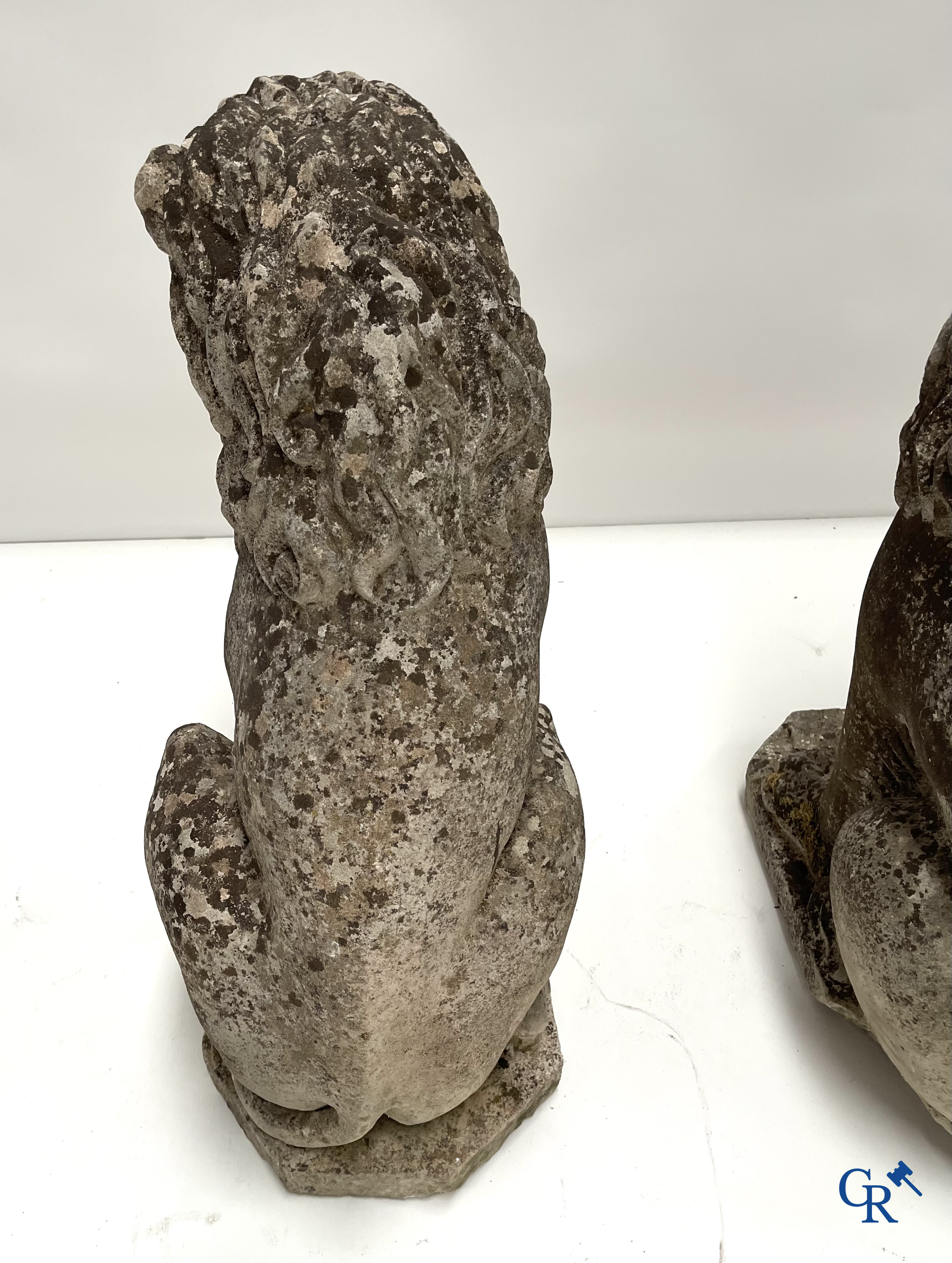 Paire de lions en pierre de sable. France, XVIIIème siècle.