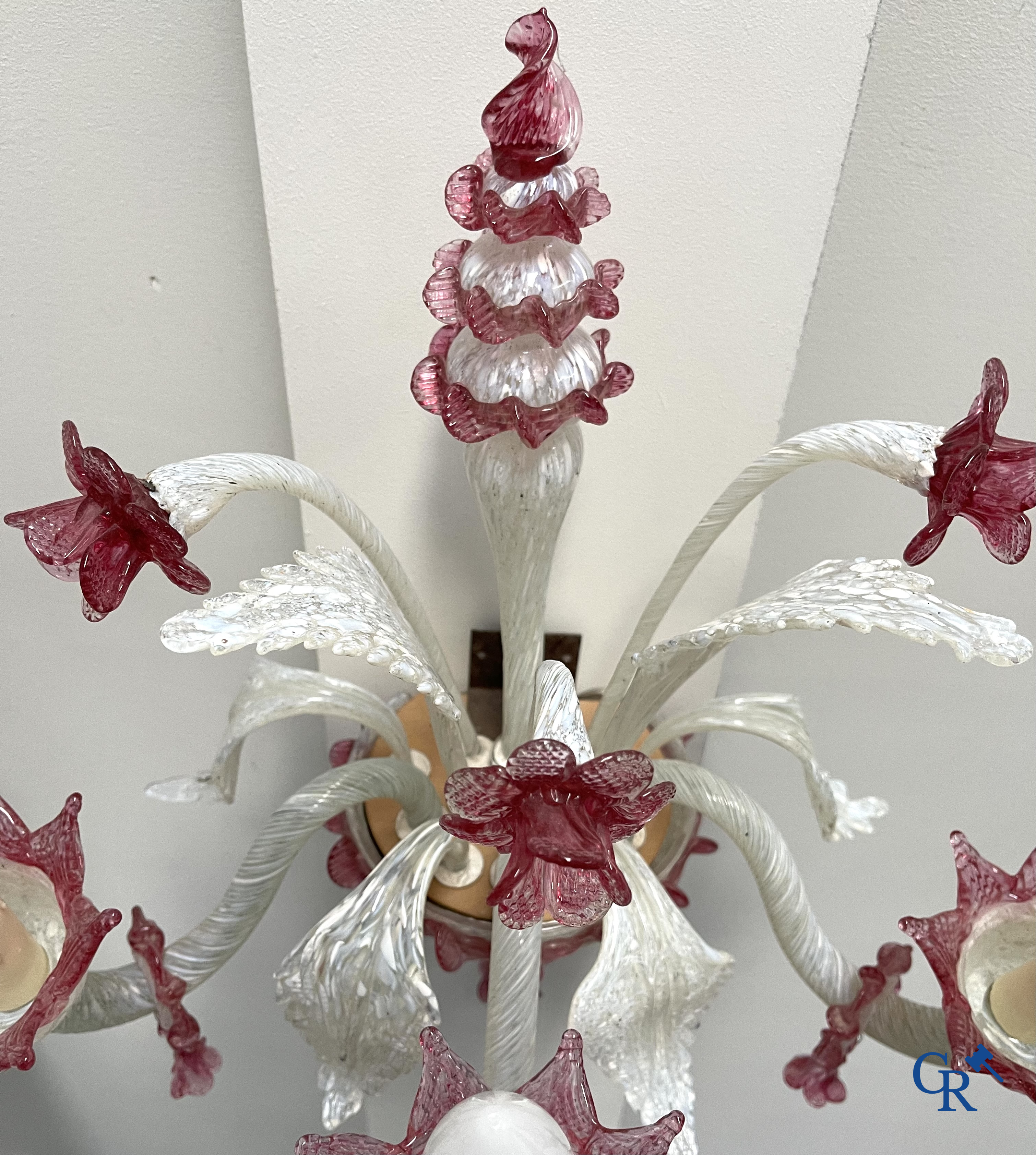 Een kavel van een Venetiaanse tafellamp, een paar grote applieken in Venetiaans glas en een Murano plafonnier.