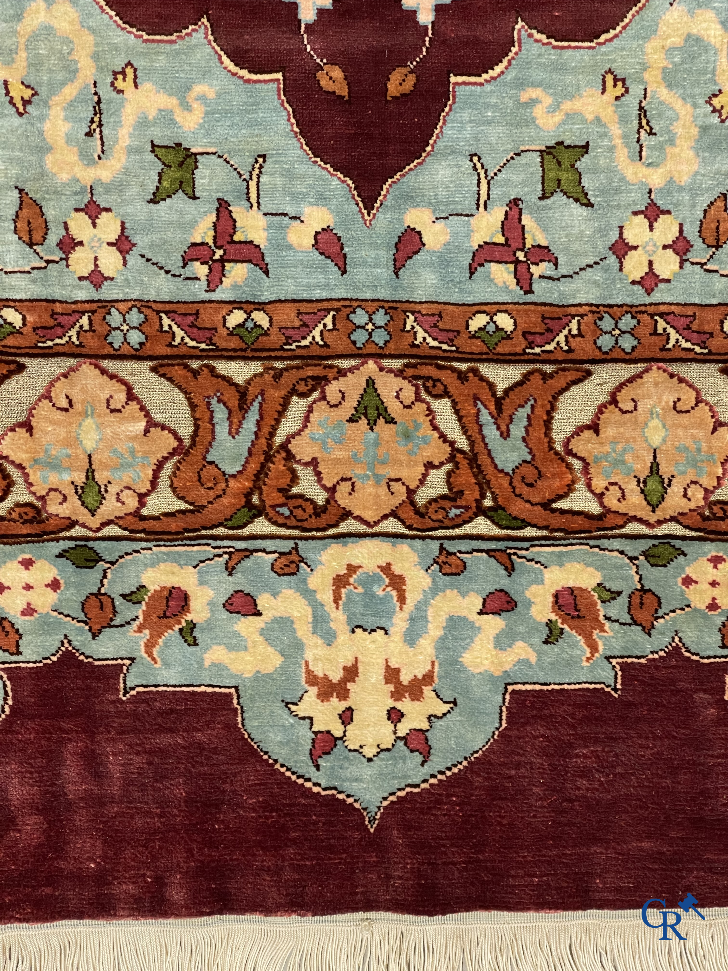 Oosterse tapijten. 2 kleine zijden tapijtjes bewerkt met gouddraad.