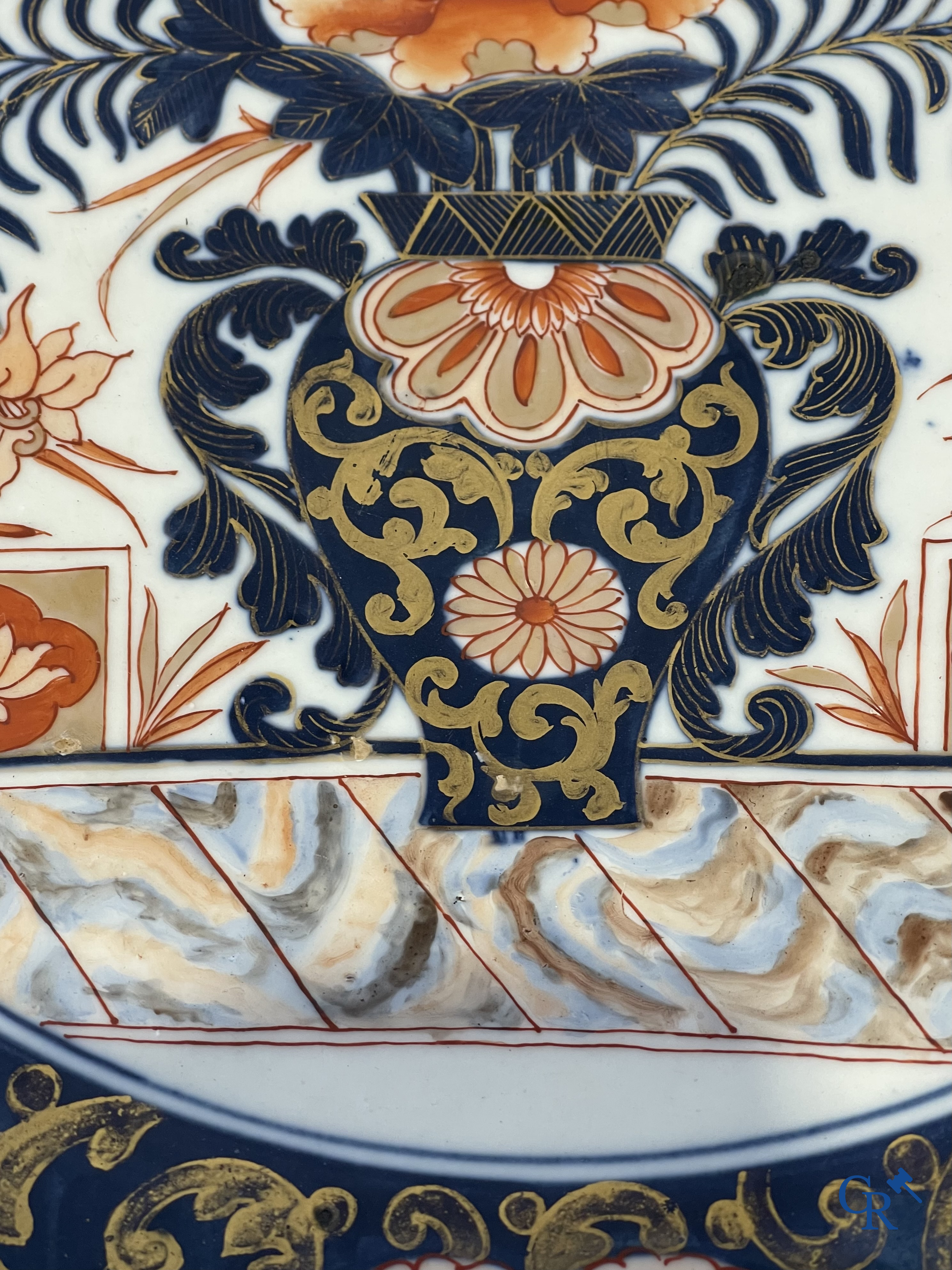 Asian Art, an imposing Japanese porcelain Imari dish. 19th century.