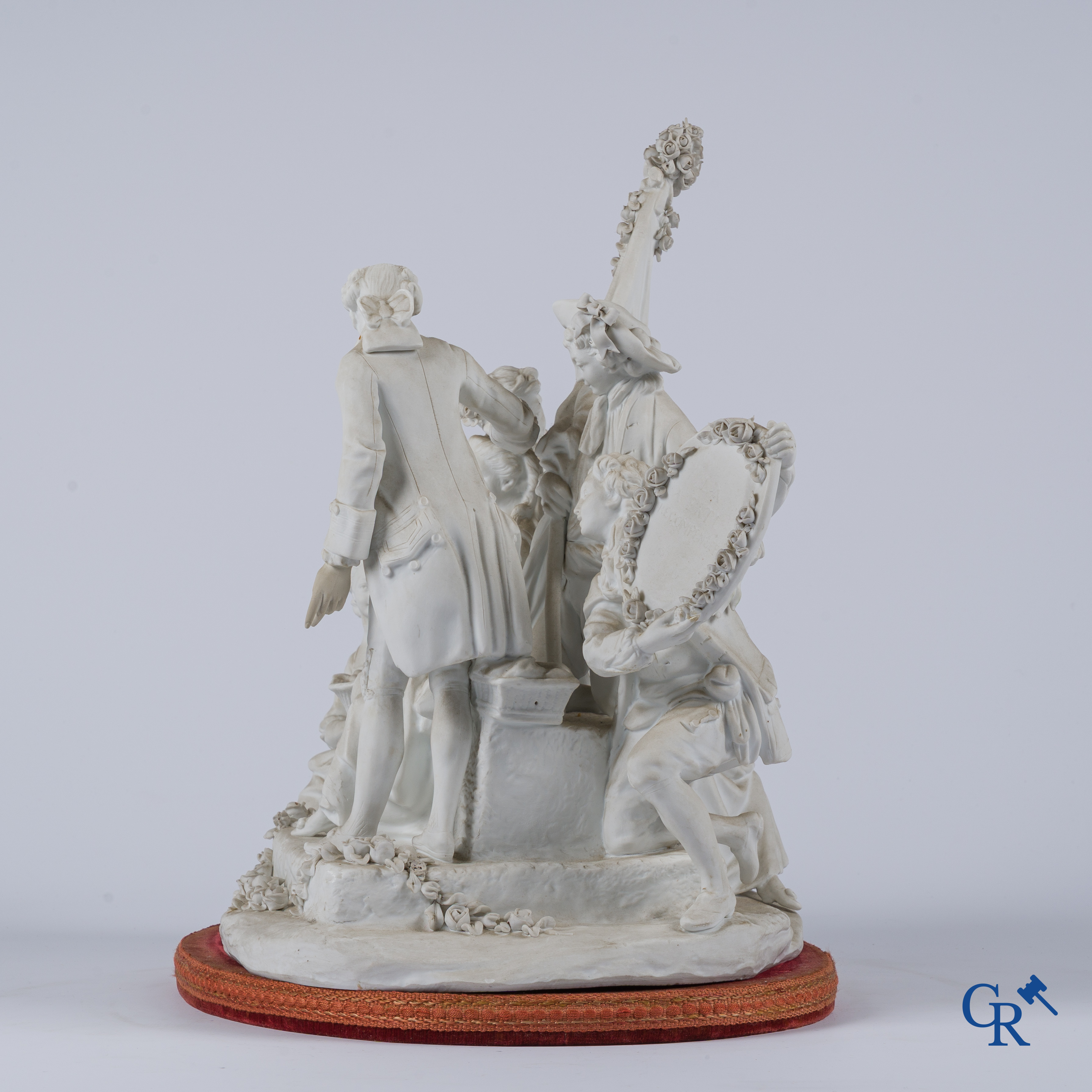 Louis-Simon Boizot (naar) La Couronnement de la Rosière. Groep in biscuit porselein van Sèvres. 19e eeuw.