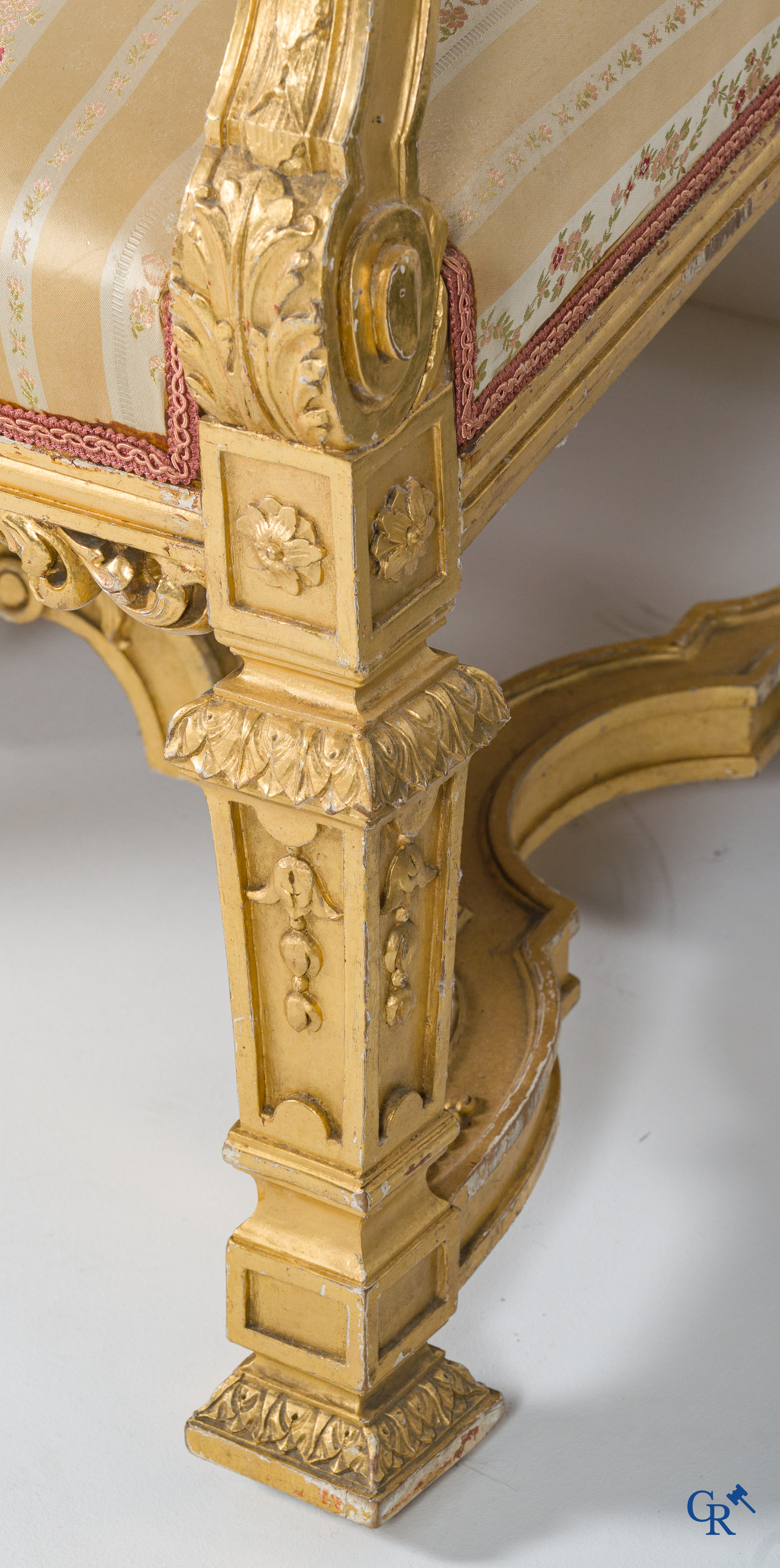 Napoleon III-periode. Een imposante 5-delig rijkelijk hout gesculpteerde en vergulde salon. Circa 1880.