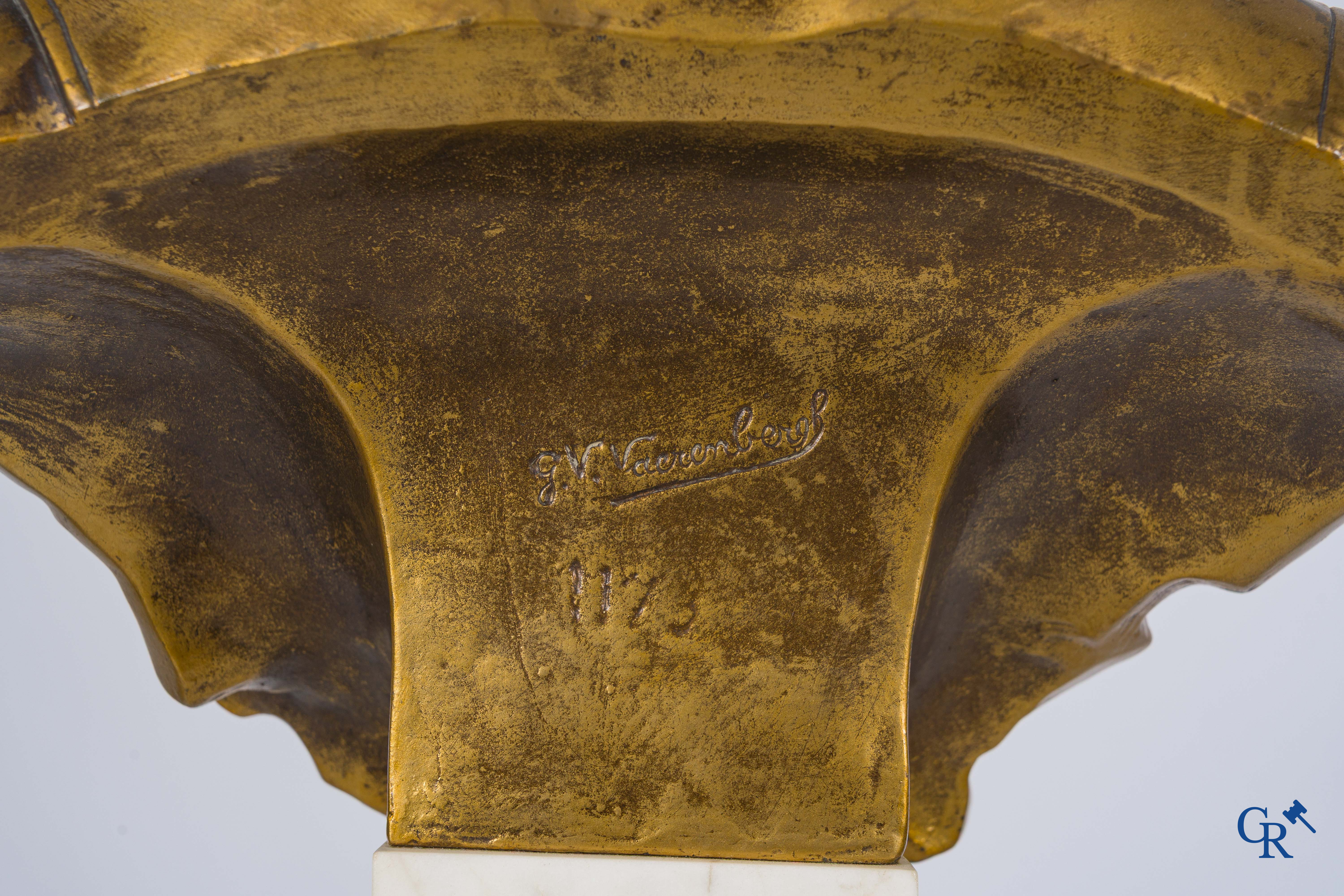 Gustave Van Vaerenbergh (1873-1927) Damesbuste in marmer en brons op een marmeren sokkel. Gesigneerd.