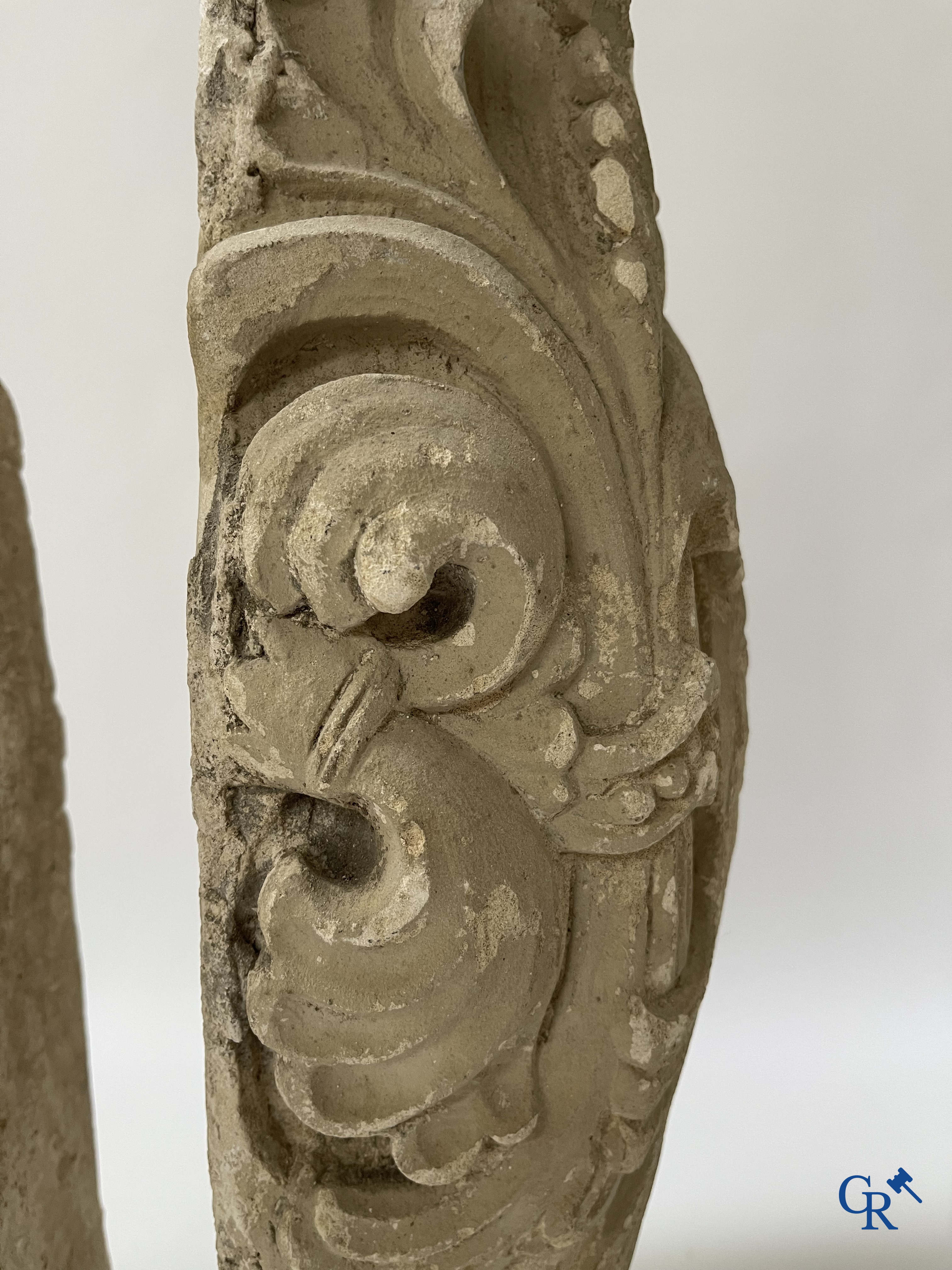 Paar gebeeldhouwde kalkstenen kapitelen. Frankrijk, hoogstwaarschijnlijk Champagnestreek, XIIe eeuw.