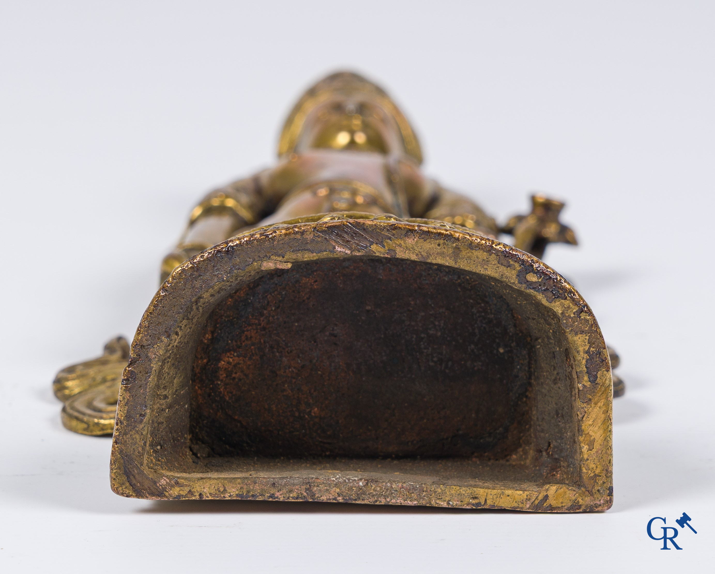 Art Asiatique, Népal, une représentation en bronze doré d'un Bouddha debout.
