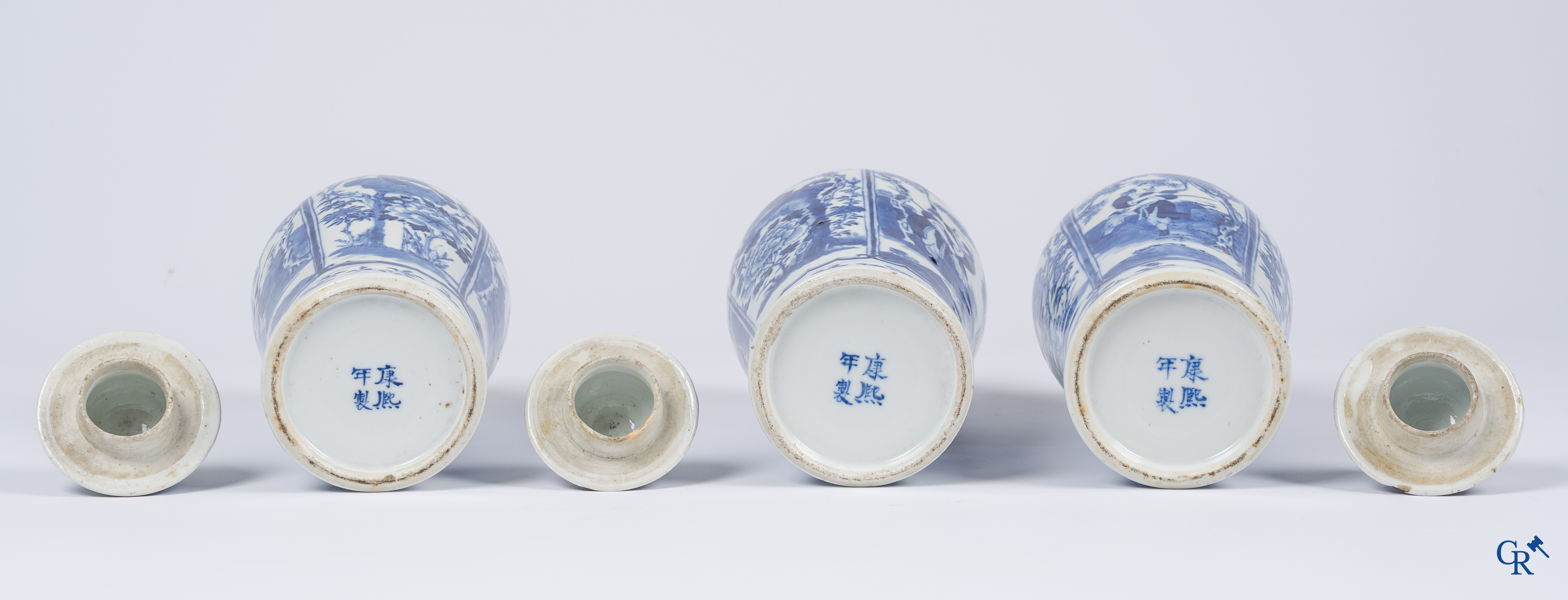 Aziatica, Chinees porselein. Een reeks van 3 Chinese blauw-wit dekselvazen. Kangxi-merk.