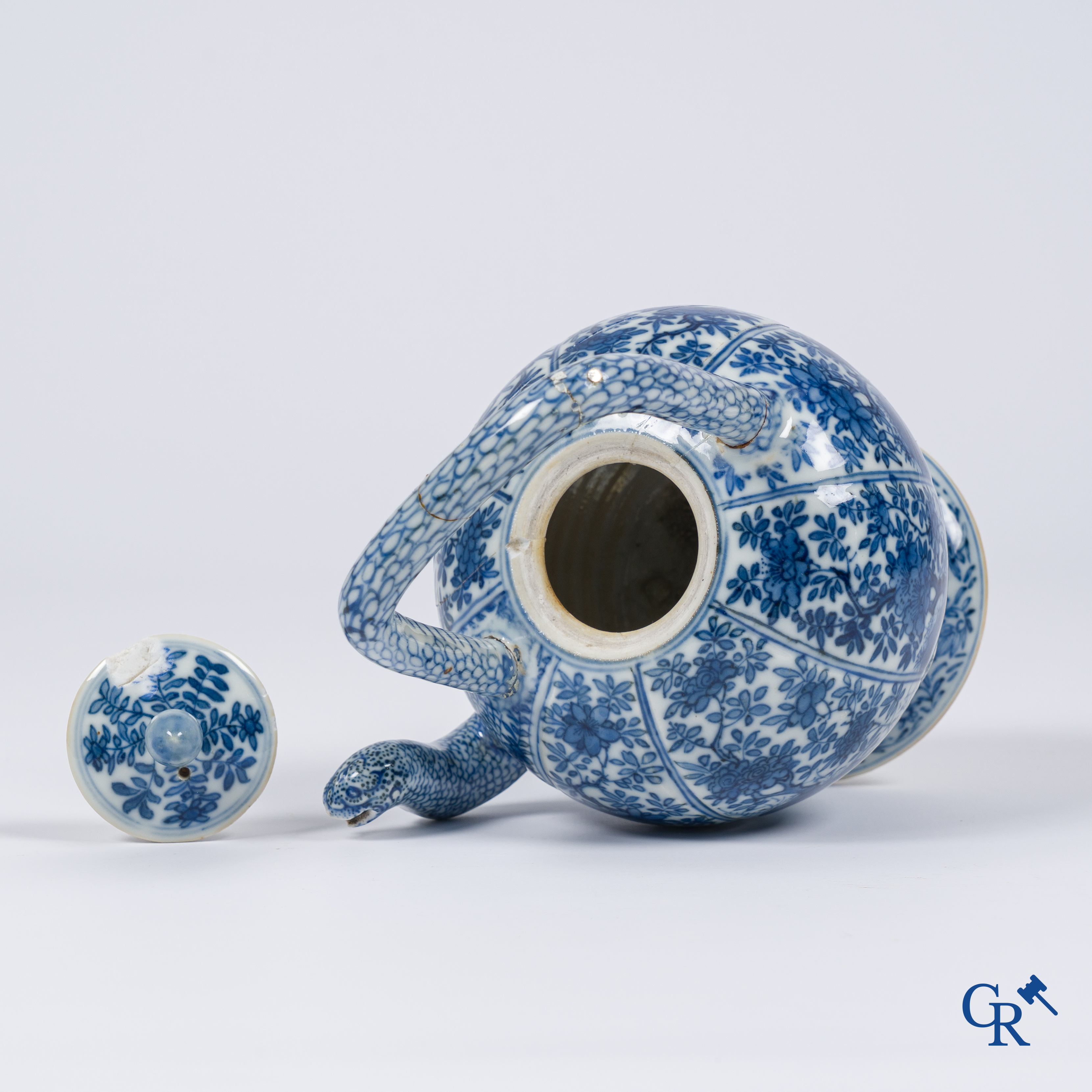 Asian Art, Chinese porcelain. A Chinese blue and white teapot with lid. Kangxi.