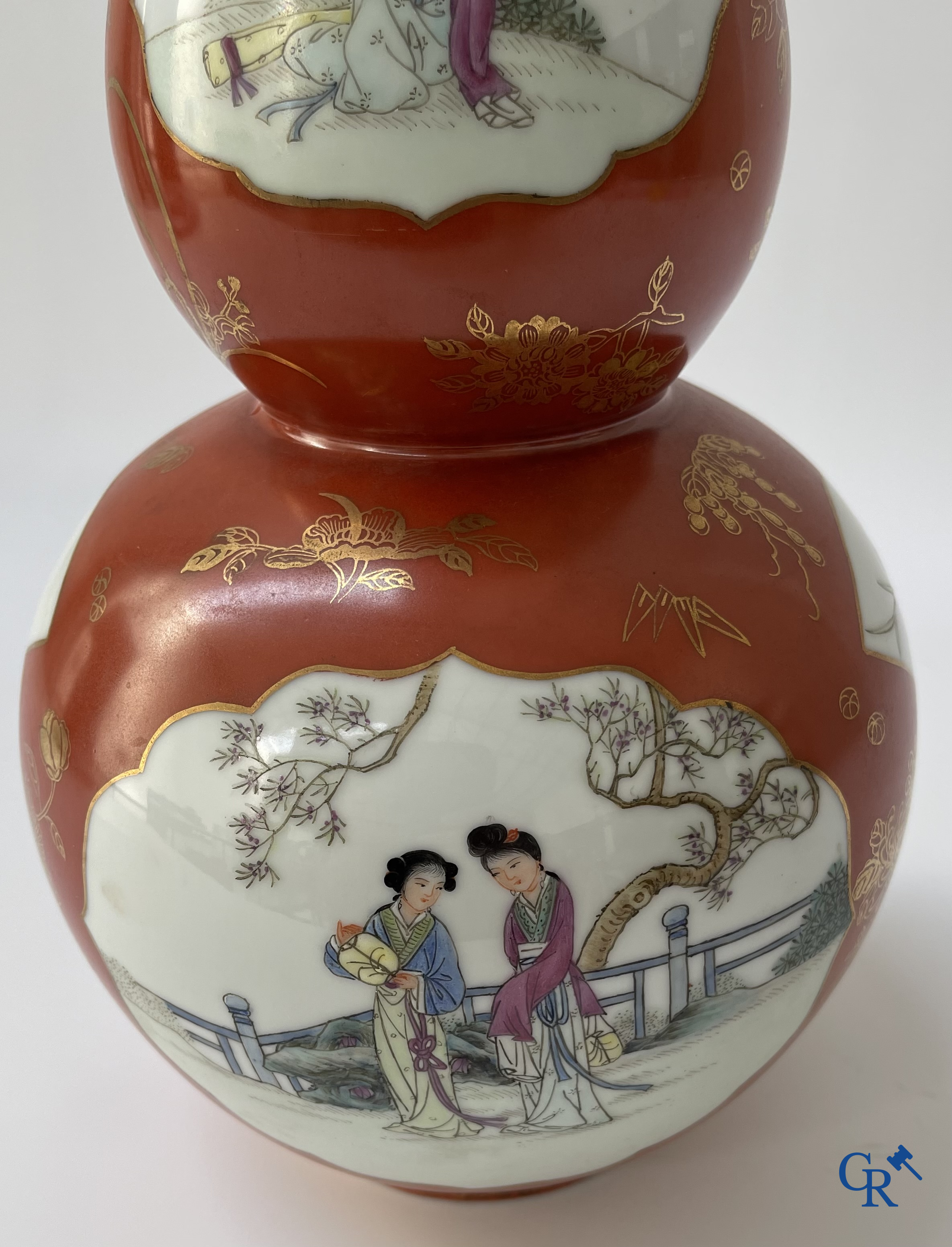 Aziatica, Chinees porselein. Een Chinese vaas met personages. Met zegelmerk. 20ste eeuw.