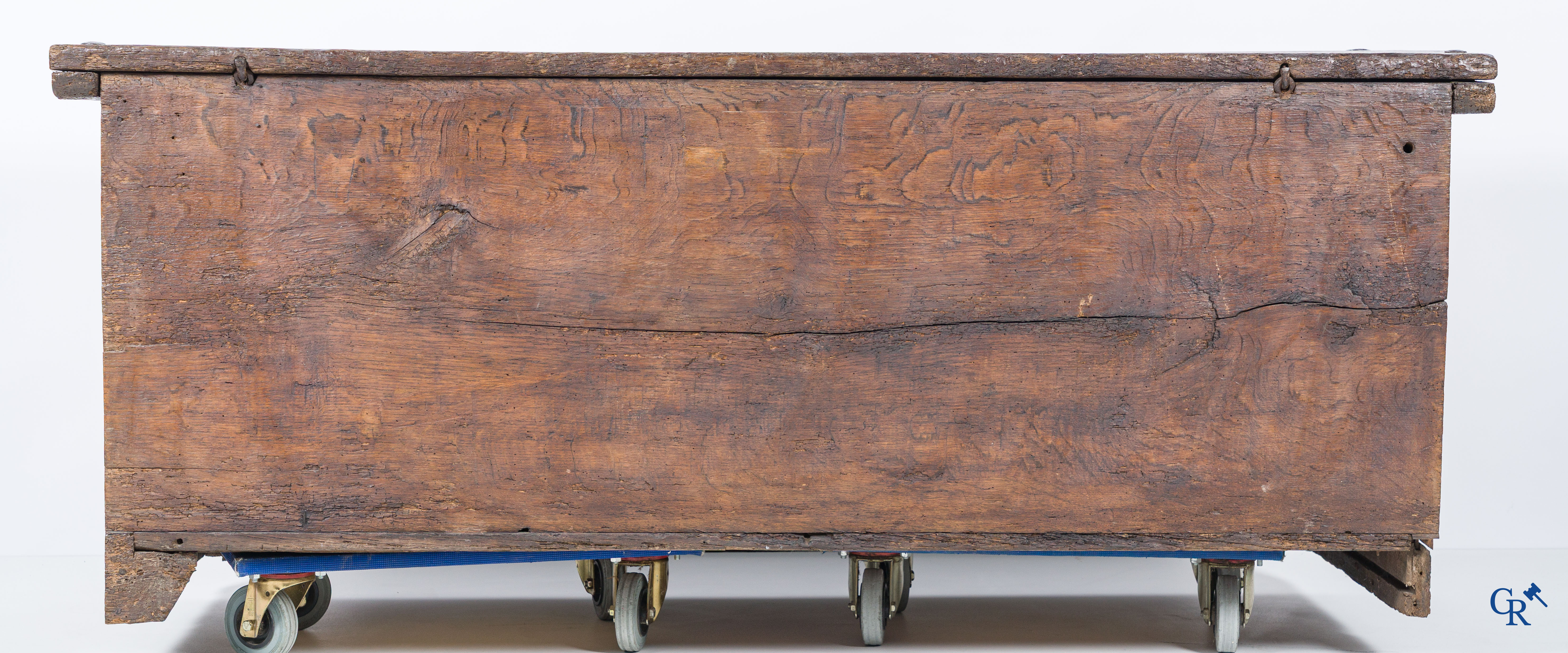 Gotiek. Een Gotische eikenhouten gesculpteerde koffer met zijn slotwerk in smeedijzer. 2de helft 15e eeuw.