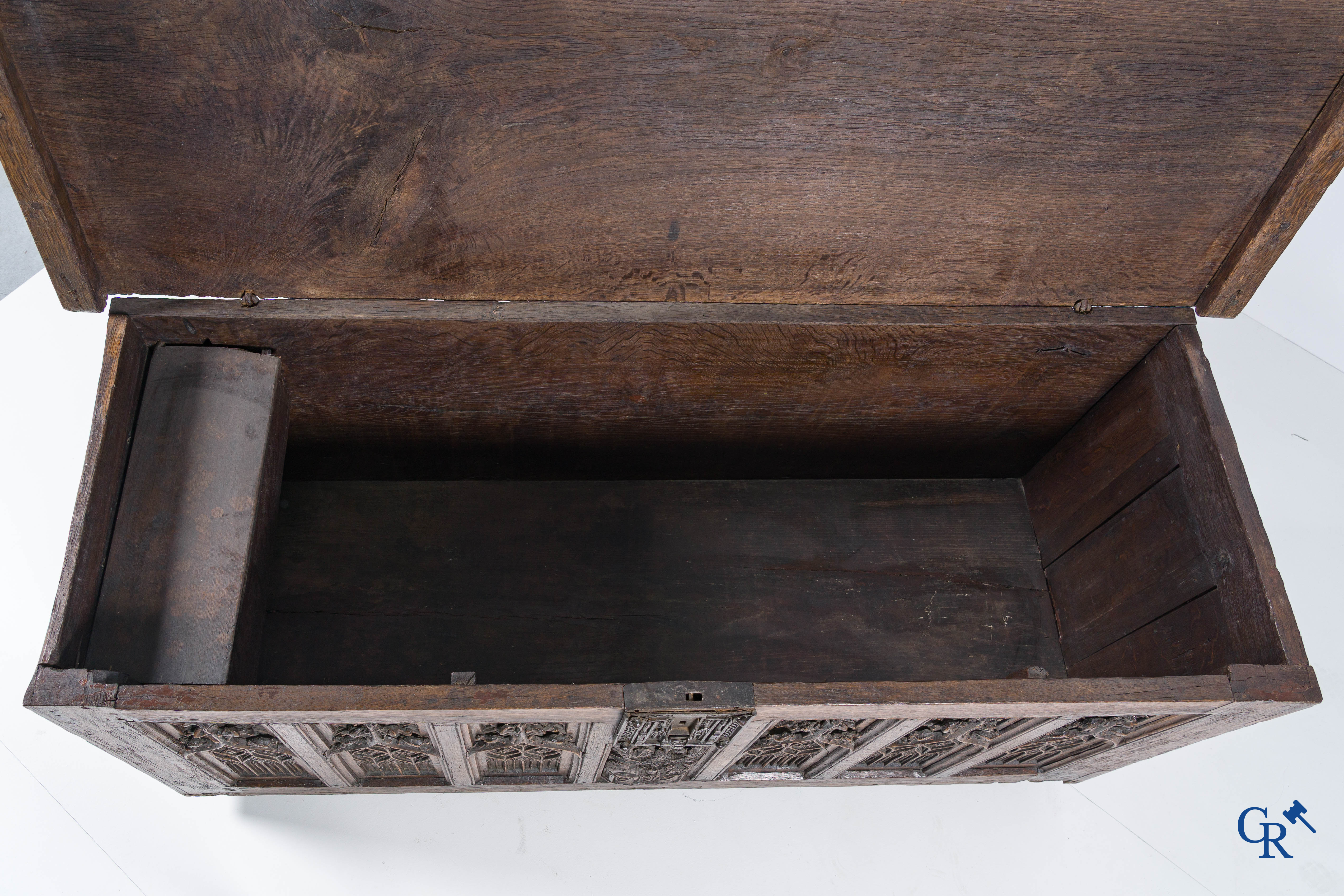 Gotiek. Een Gotische eikenhouten gesculpteerde koffer met zijn slotwerk in smeedijzer. 2de helft 15e eeuw.