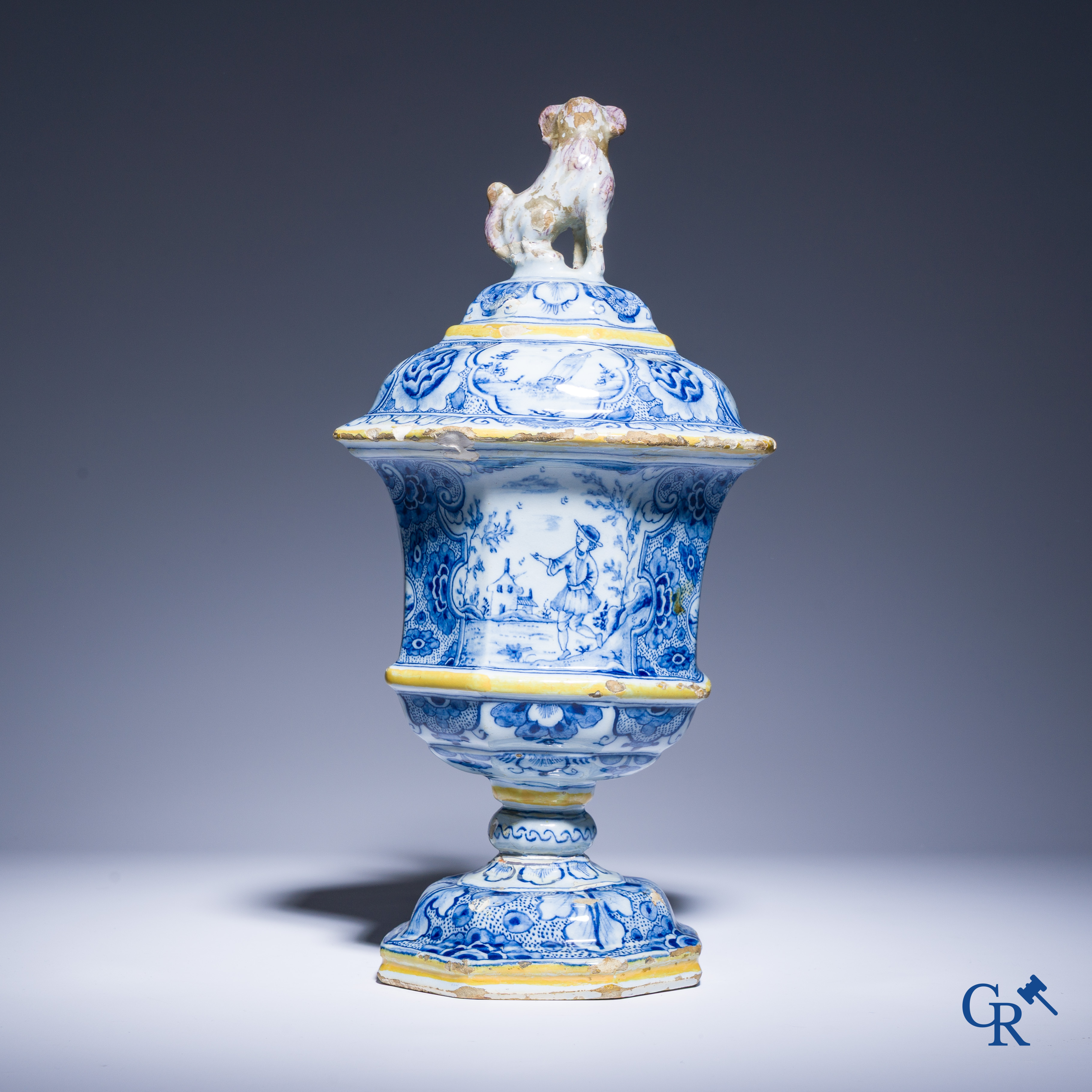 Delfts aardewerk, zeldzame polychrome spaarpot met een zittende hond en taferelen. 18e eeuw.