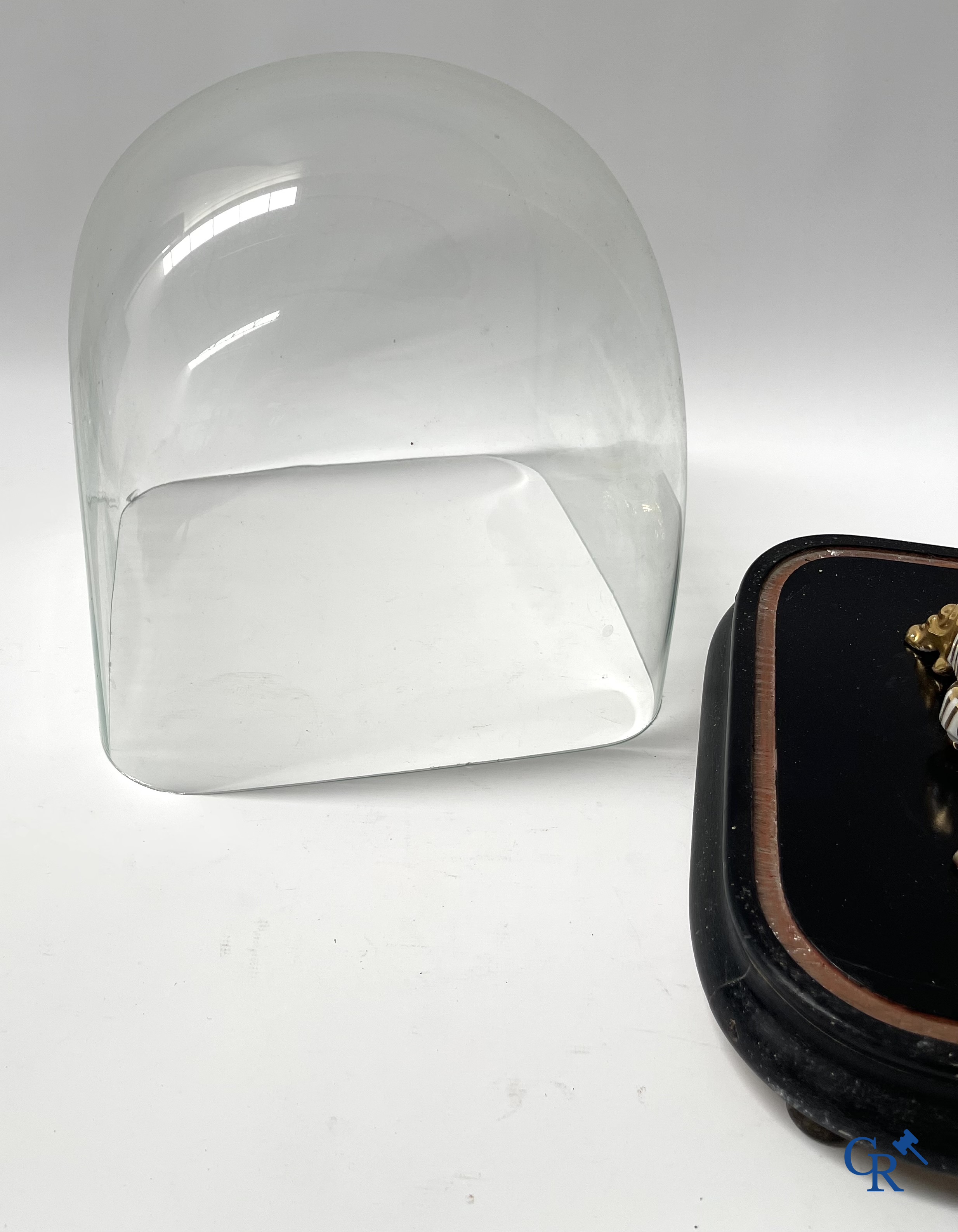 2 glass domes with a bridal bouquet on a cushion with a foot in gilded metal and a foot in Paris porcelain.