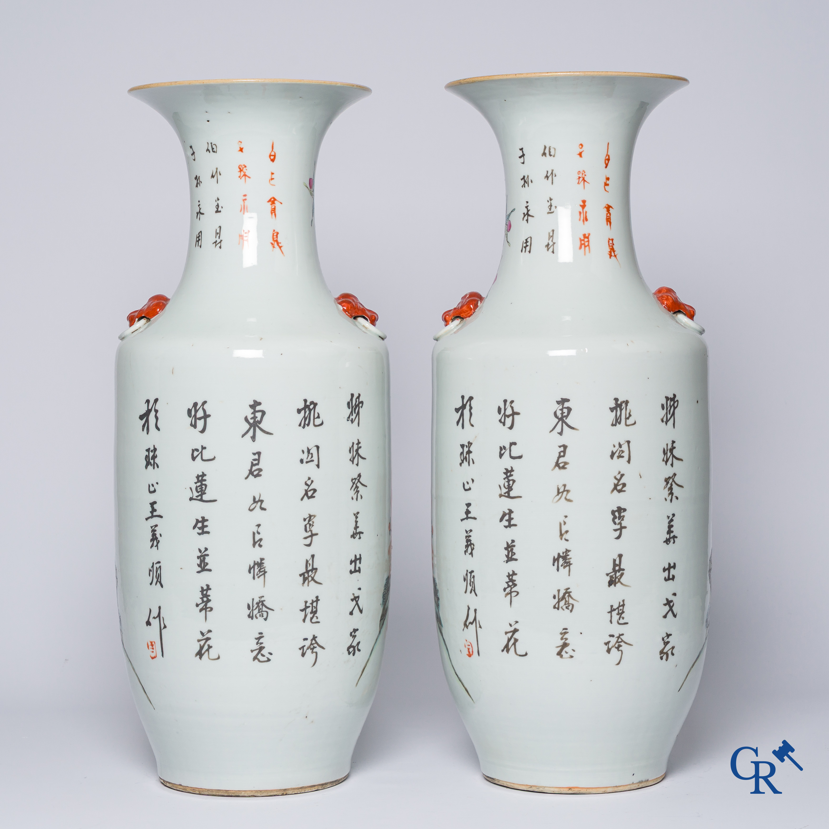 Aziatica, Chinees porselein. Een paar Chinese famille rose vazen met personages. 19de eeuw.