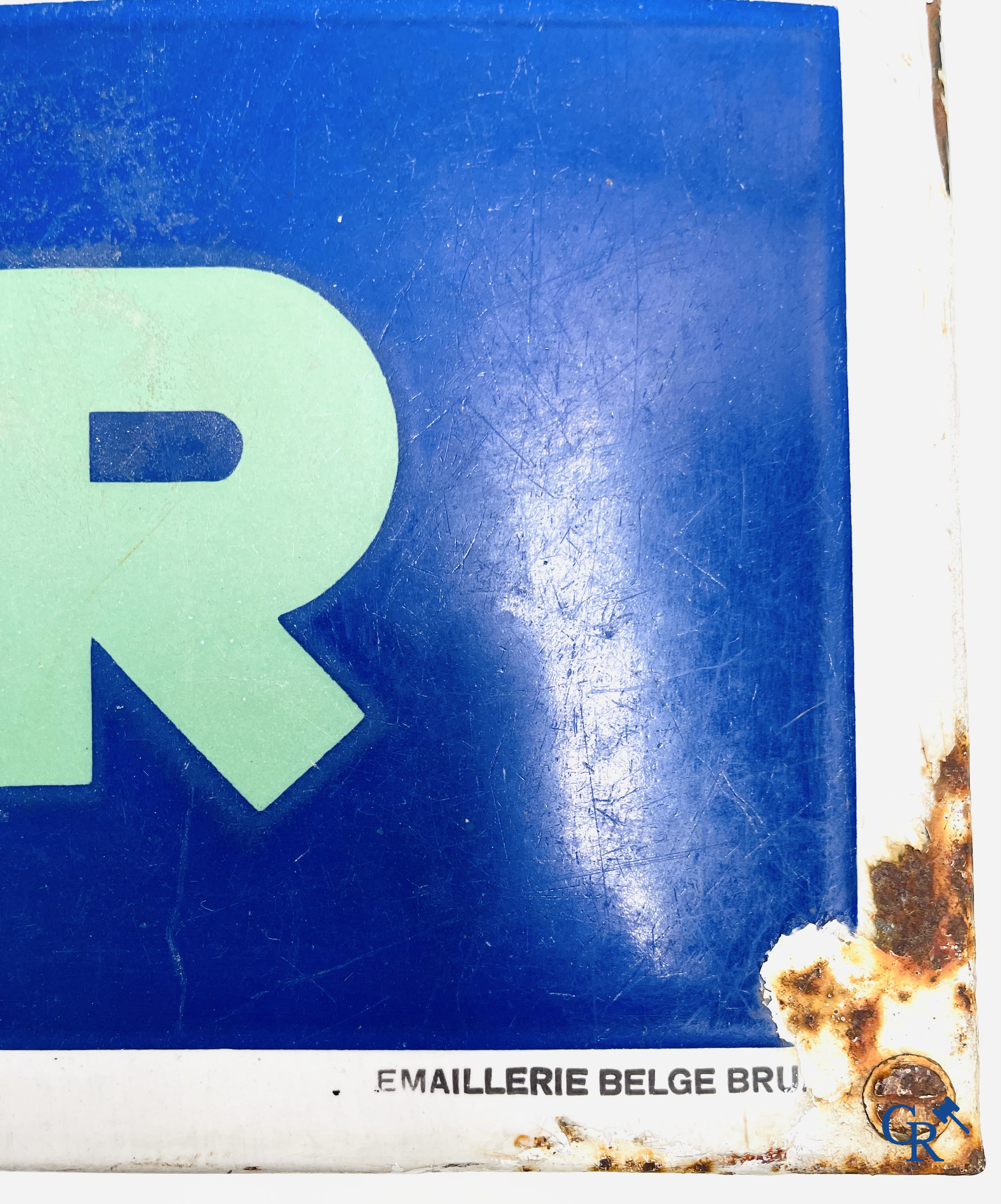 Krüger Pils Eeclo, une originale table de terrasse bistrot avec une plaque émaillée publicitaire pour la bière Krüger. Emaillerie Belge 1936.