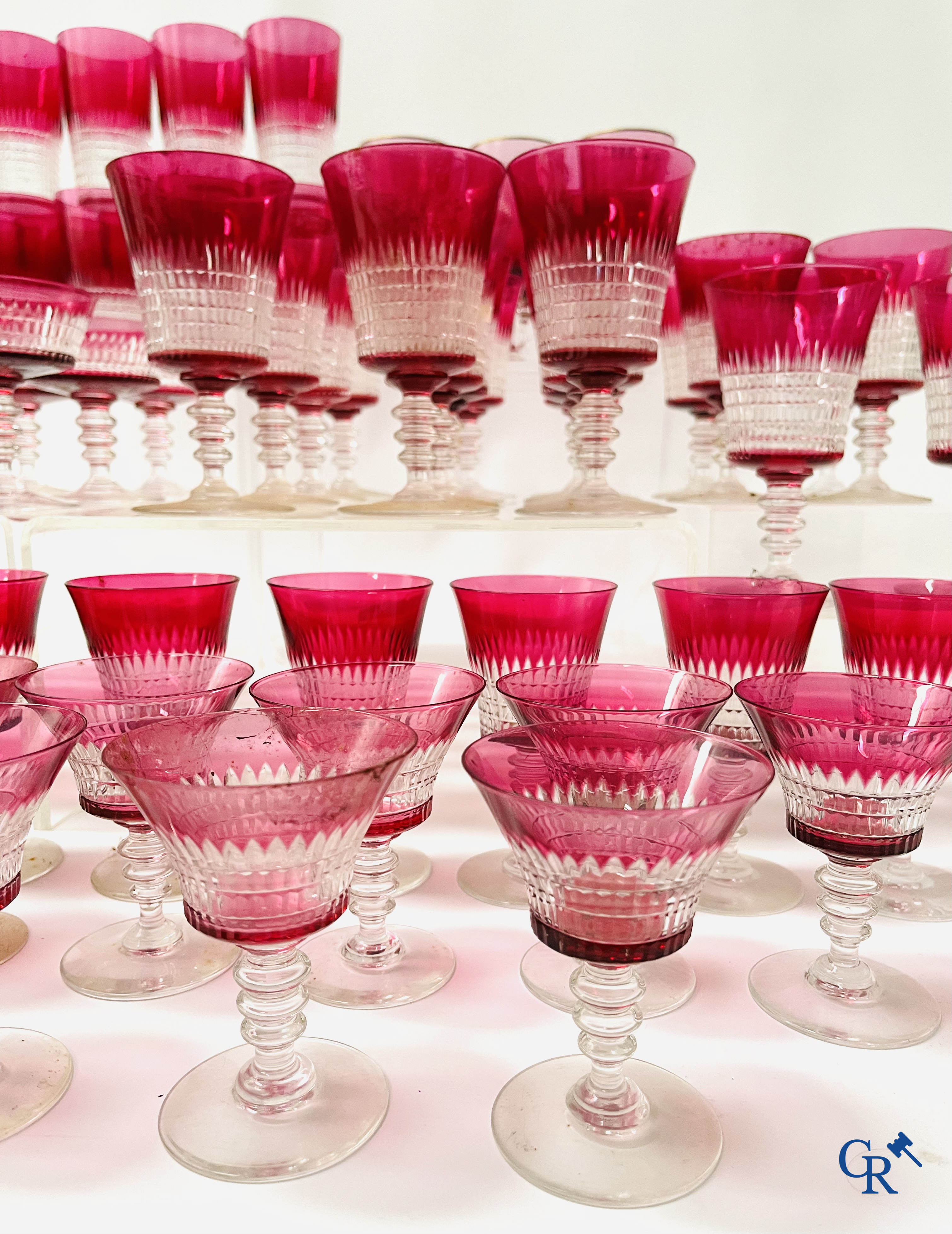 Een uitgebreid servies in rood geslepen kristal, hoogstwaarschijnlijk Val Saint Lambert.