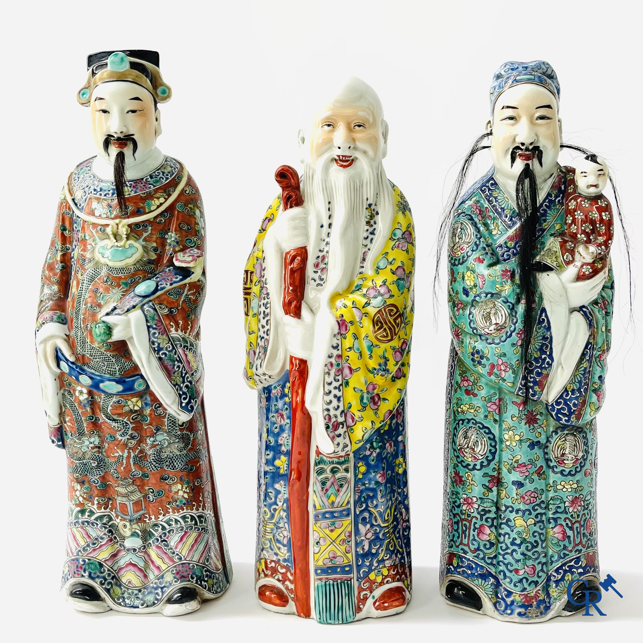 Art Asiatique, porcelaine chinoise. 3 figures d'immortels en porcelaine famille rose. 19ème siècle.