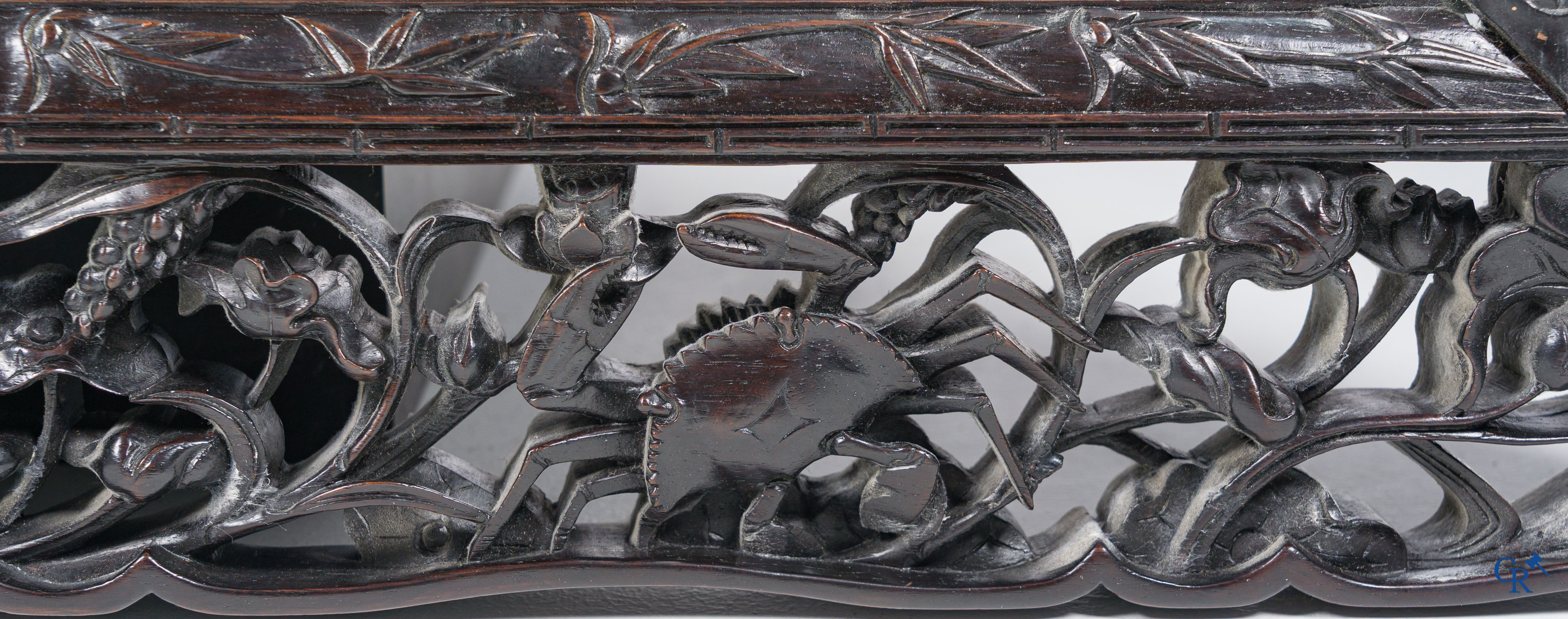 Asian Art, a large mirror in carved Chinese hardwood. 19th century.