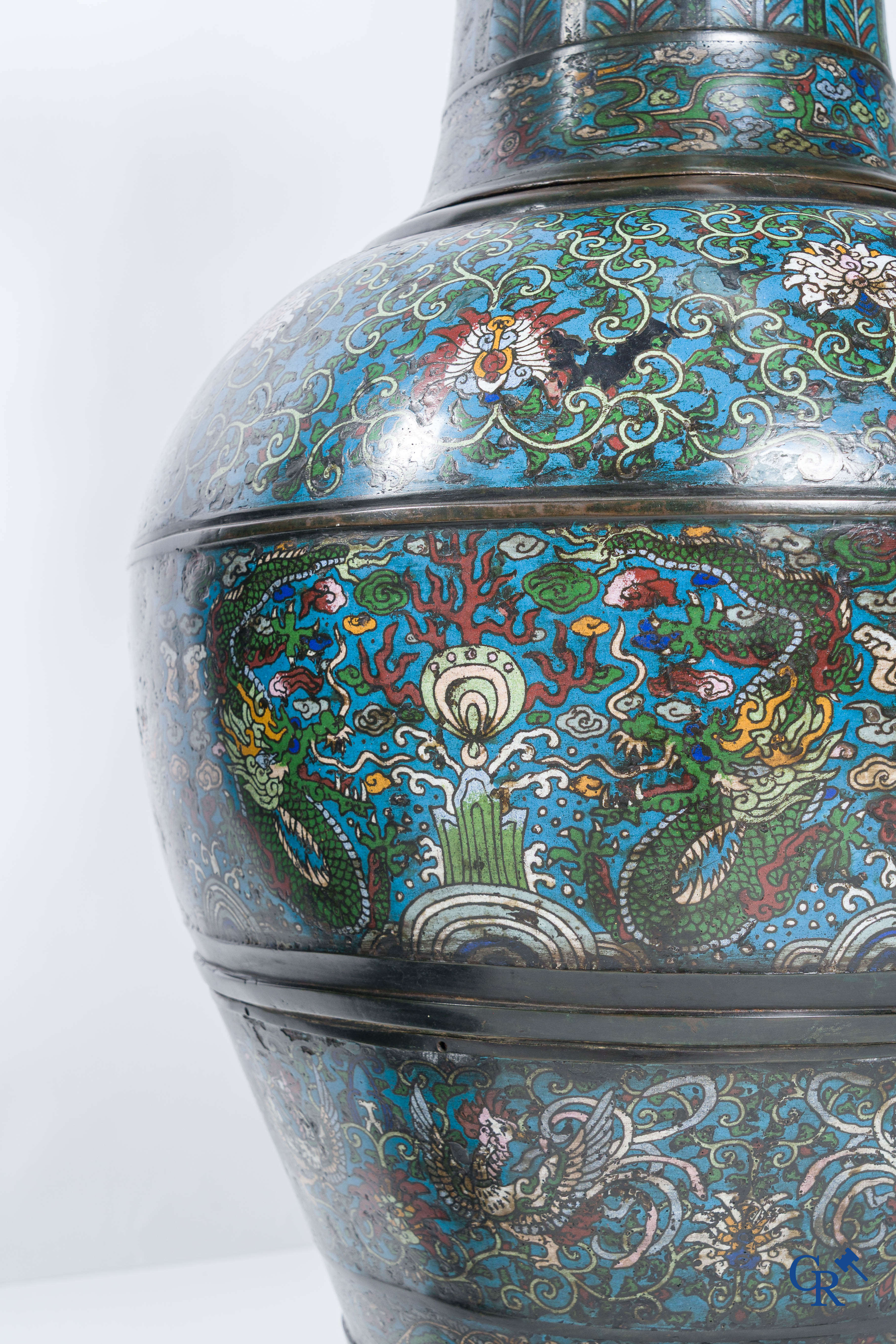 Aziatica, een imposant paar vazen in Champlevé met een decor van draken, lotusbloemen en feniksen, 19e eeuw.