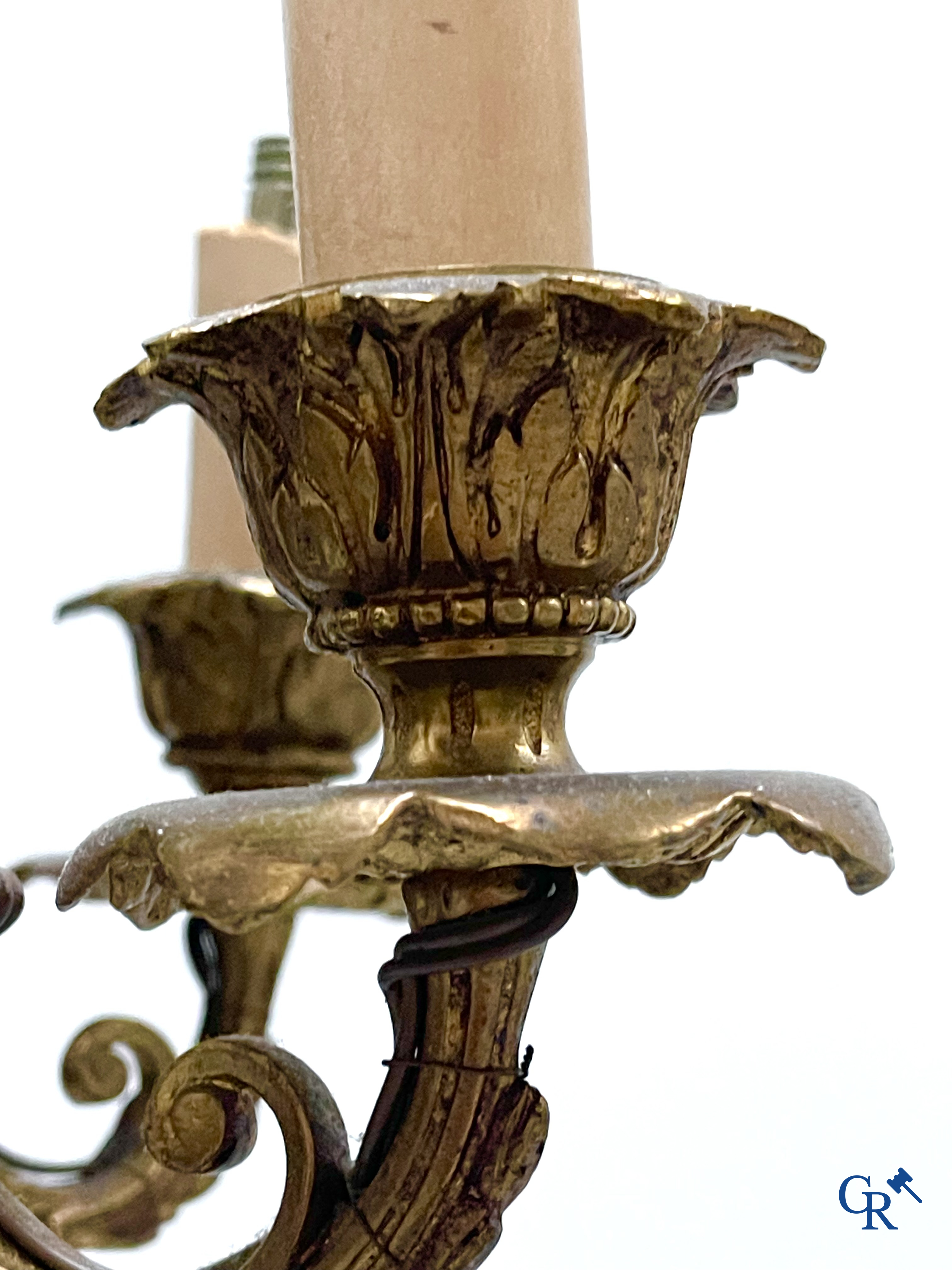 A lot of an imposing chandelier with 12 light points, a lamp belge with bronze frame and a fireplace piece.