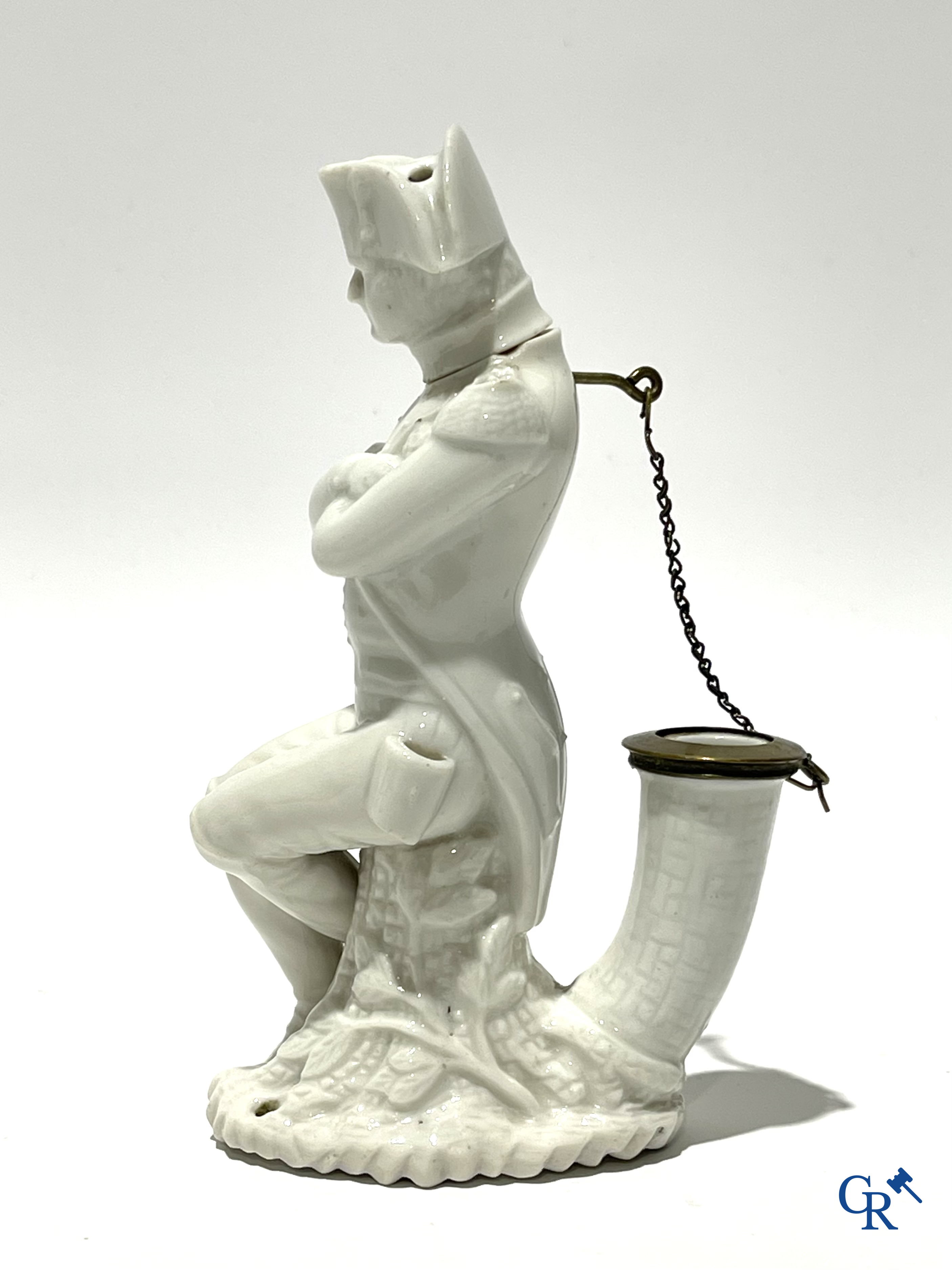 Divers lot antiquiteiten, inktpot Napoleon Bonaparte, zilver geldbeugel 18e eeuw, koffertje agaat, enz. 18e en 19e eeuw.