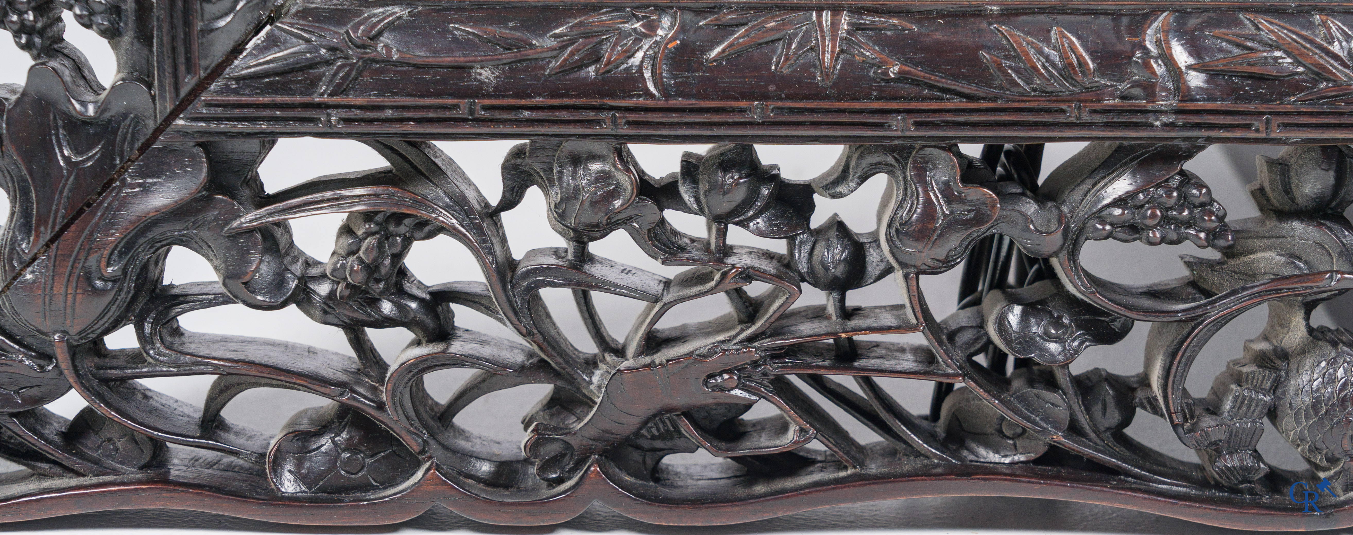 Asian Art, a large mirror in carved Chinese hardwood. 19th century.