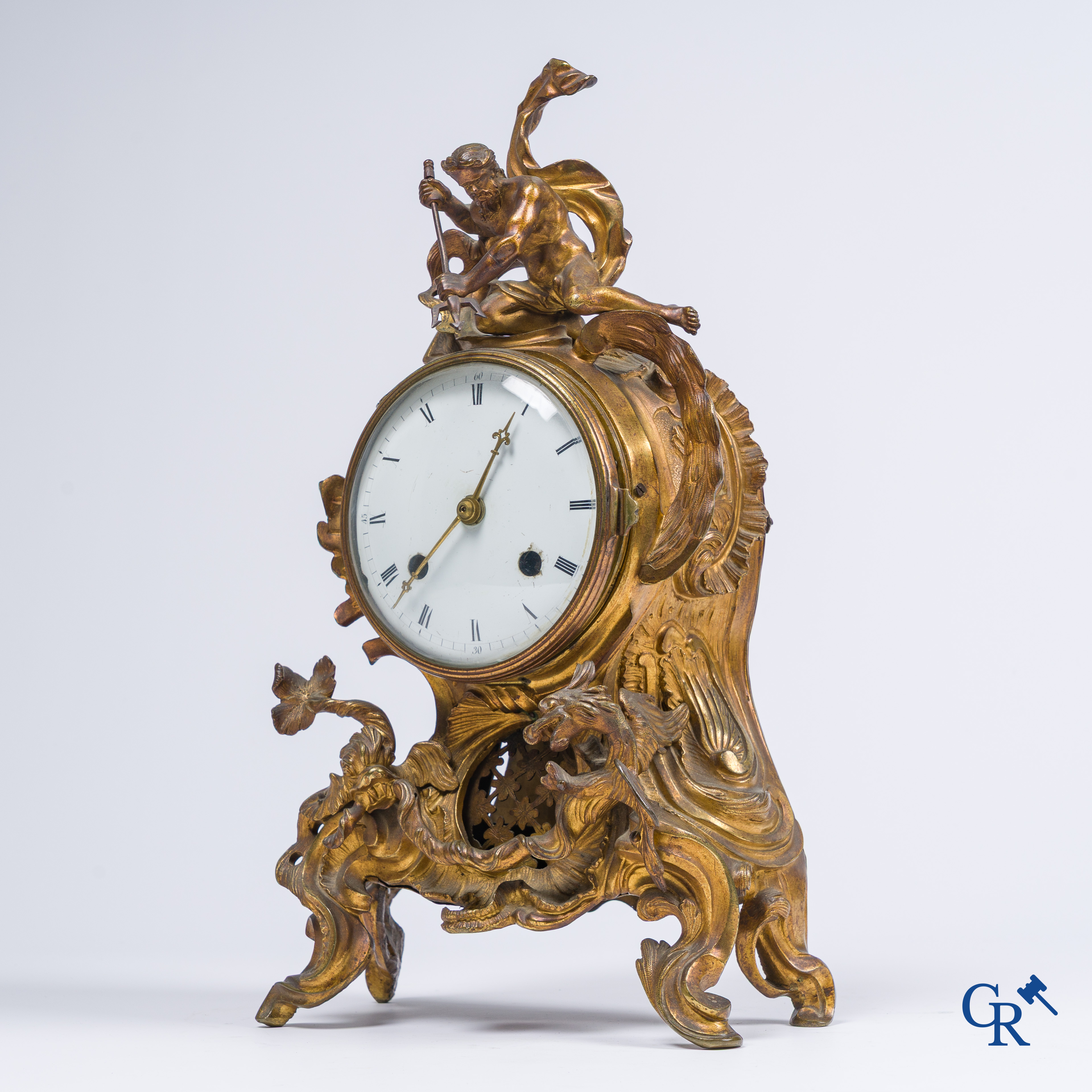 Epoque Louis XV. Pendule LXV en bronze doré orné de Neptune et des animaux marins dans le goût de Charles Cressent.