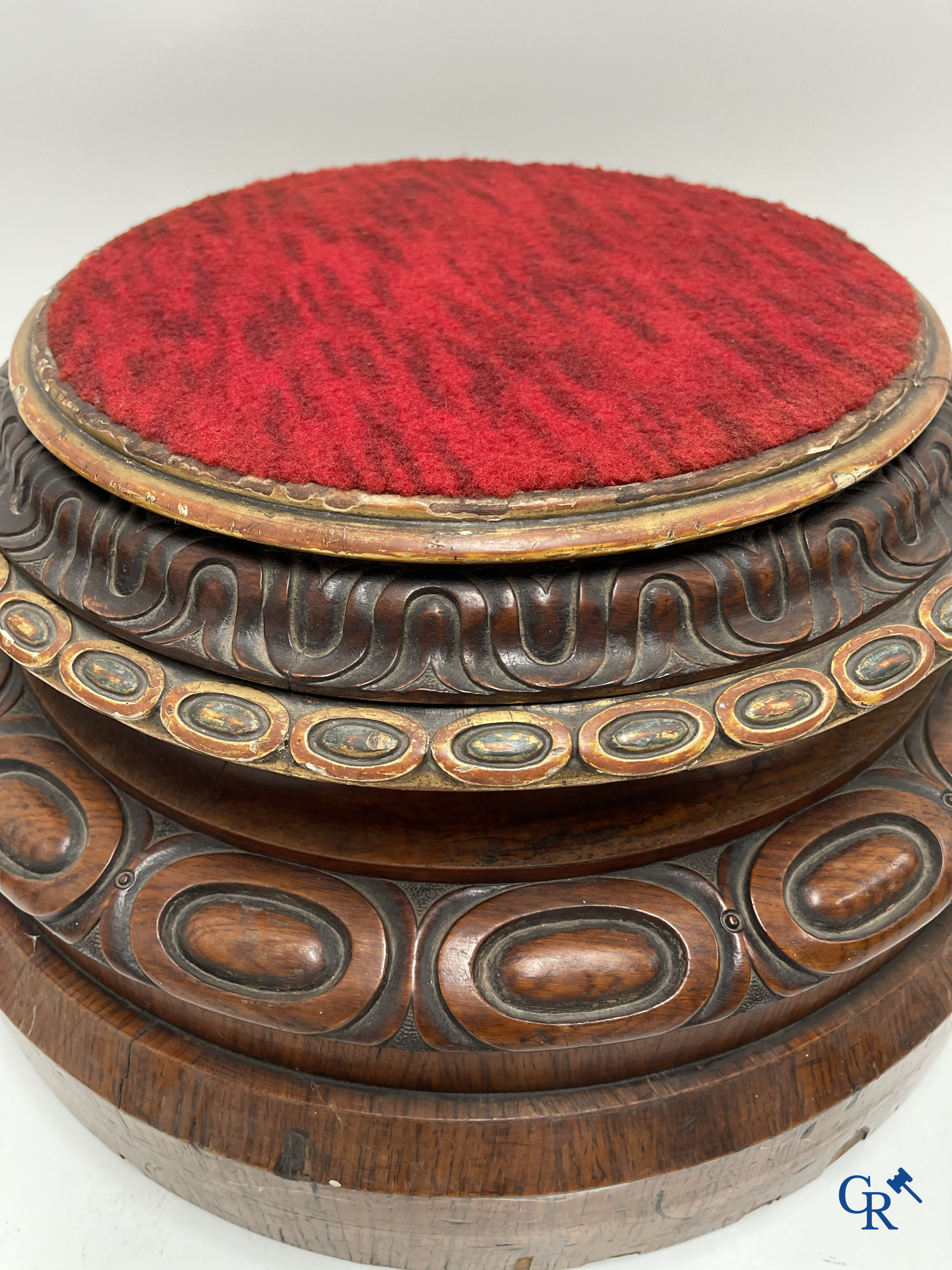 Constantine's & Co., Leeds. Paire de grands socles anglais en placage d'acajou et bois doré et sculpté. XIXe siècle.