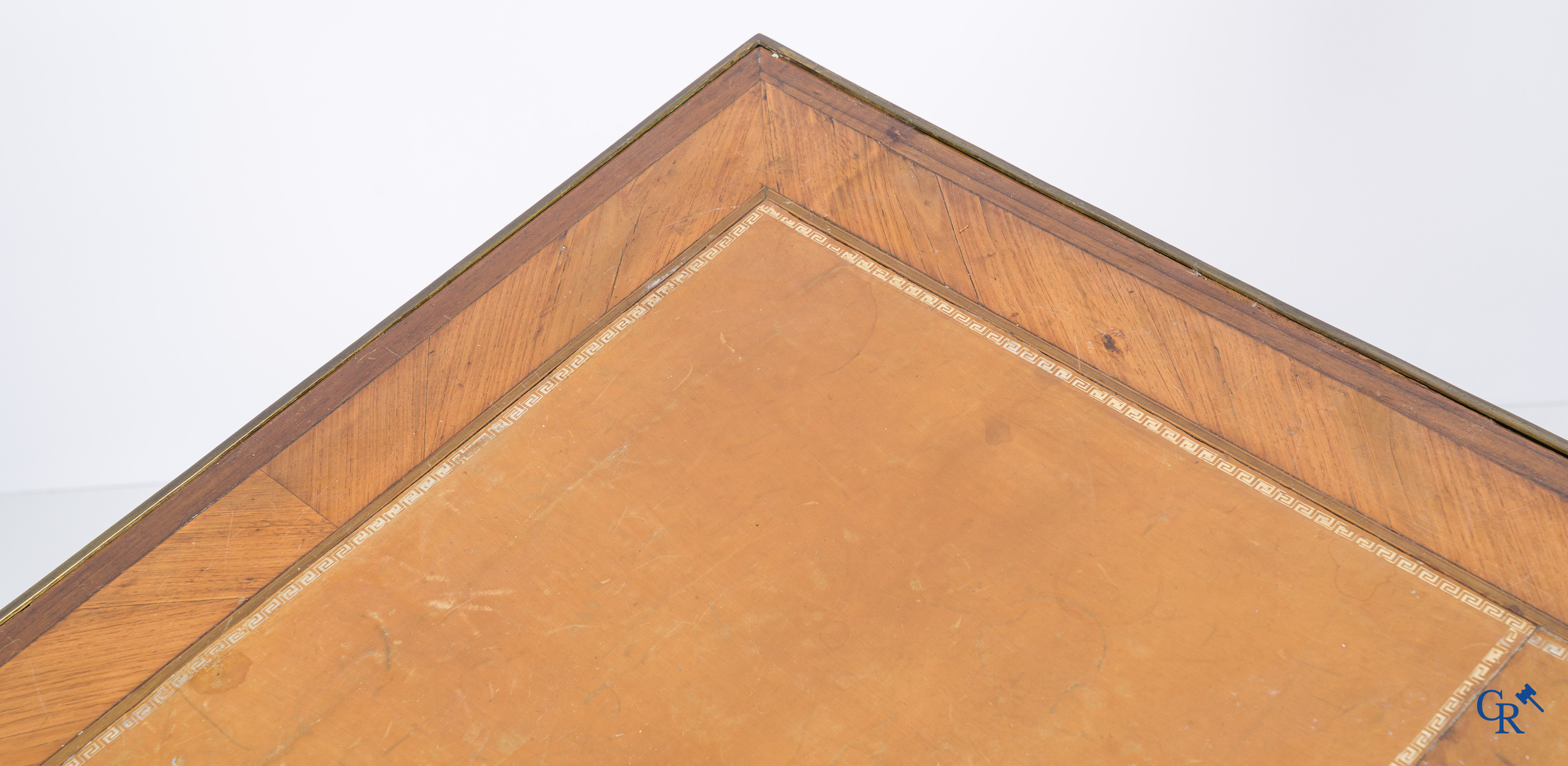Louis XVI period. Flat desk with 4 drawers in rosewood veneer and marquetry. Late 18th century.