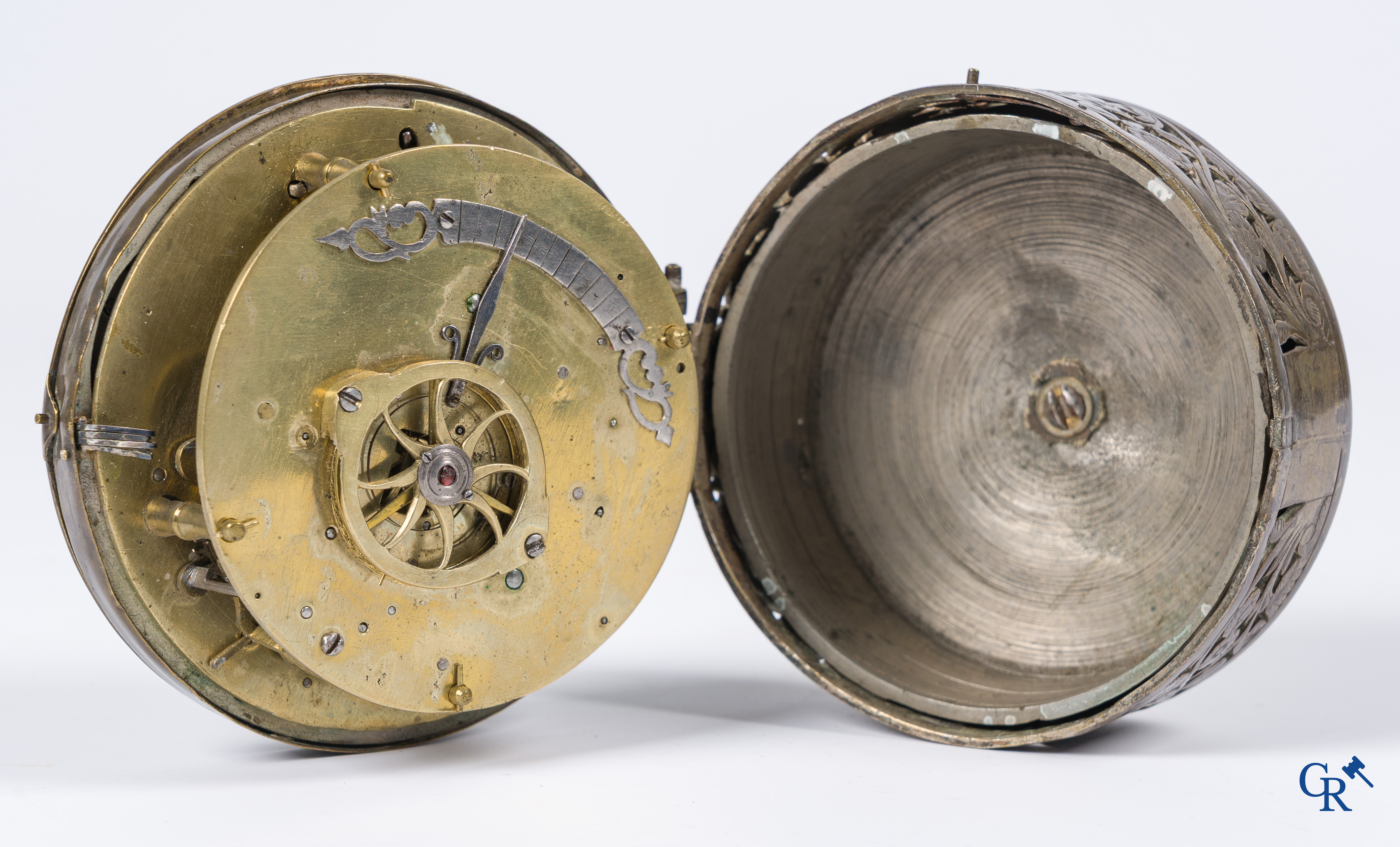 Horlogerie. Montre de carosse. Grande montre de carosse avec boîtier gravé et perforé. France XVIIe siècle.