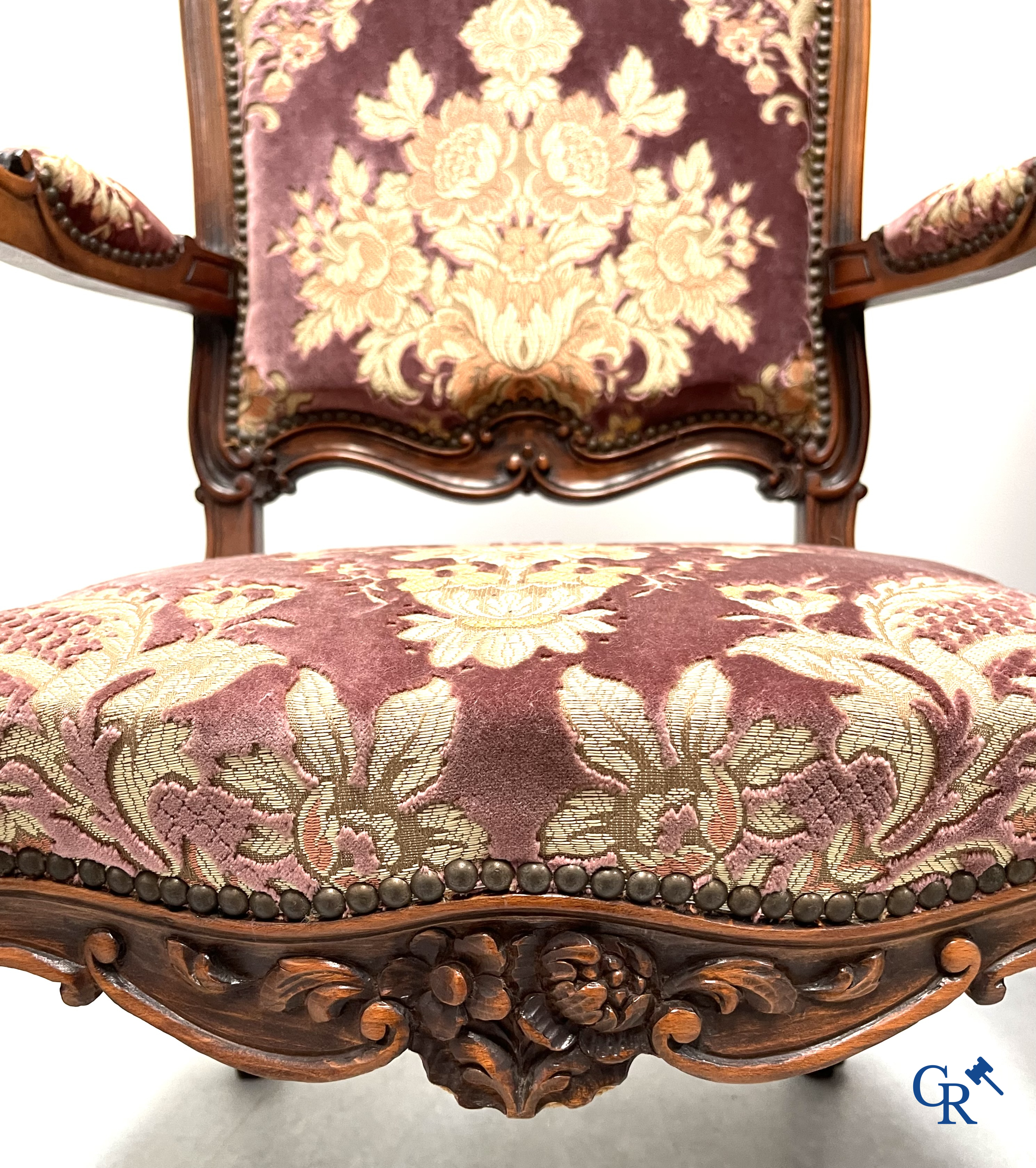 Une série de 4 fauteuils en bois sculpté, style LXV.