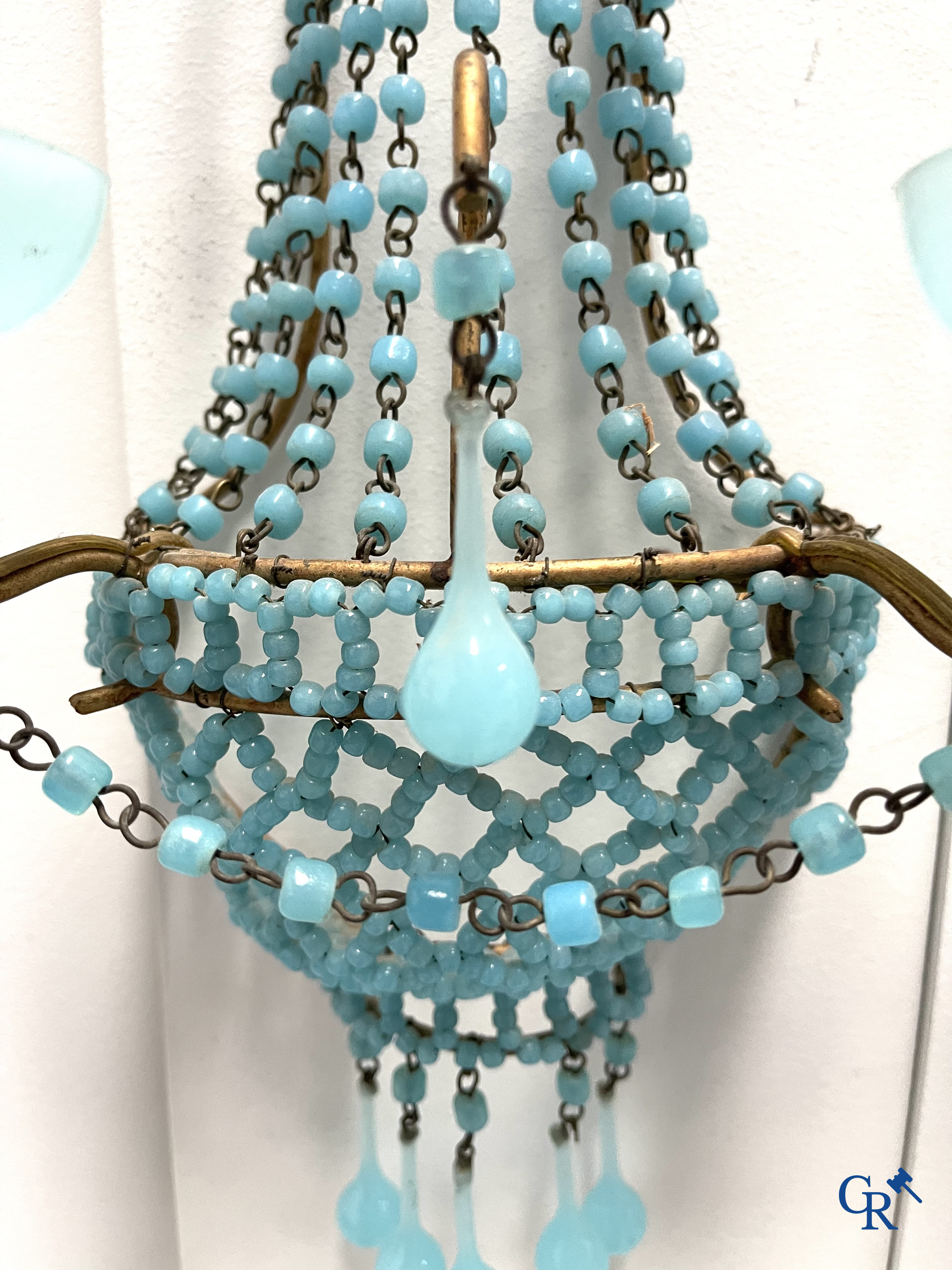 Éclairage, lustres. Belle paire d'appliques en laiton doré et opaline bleue.