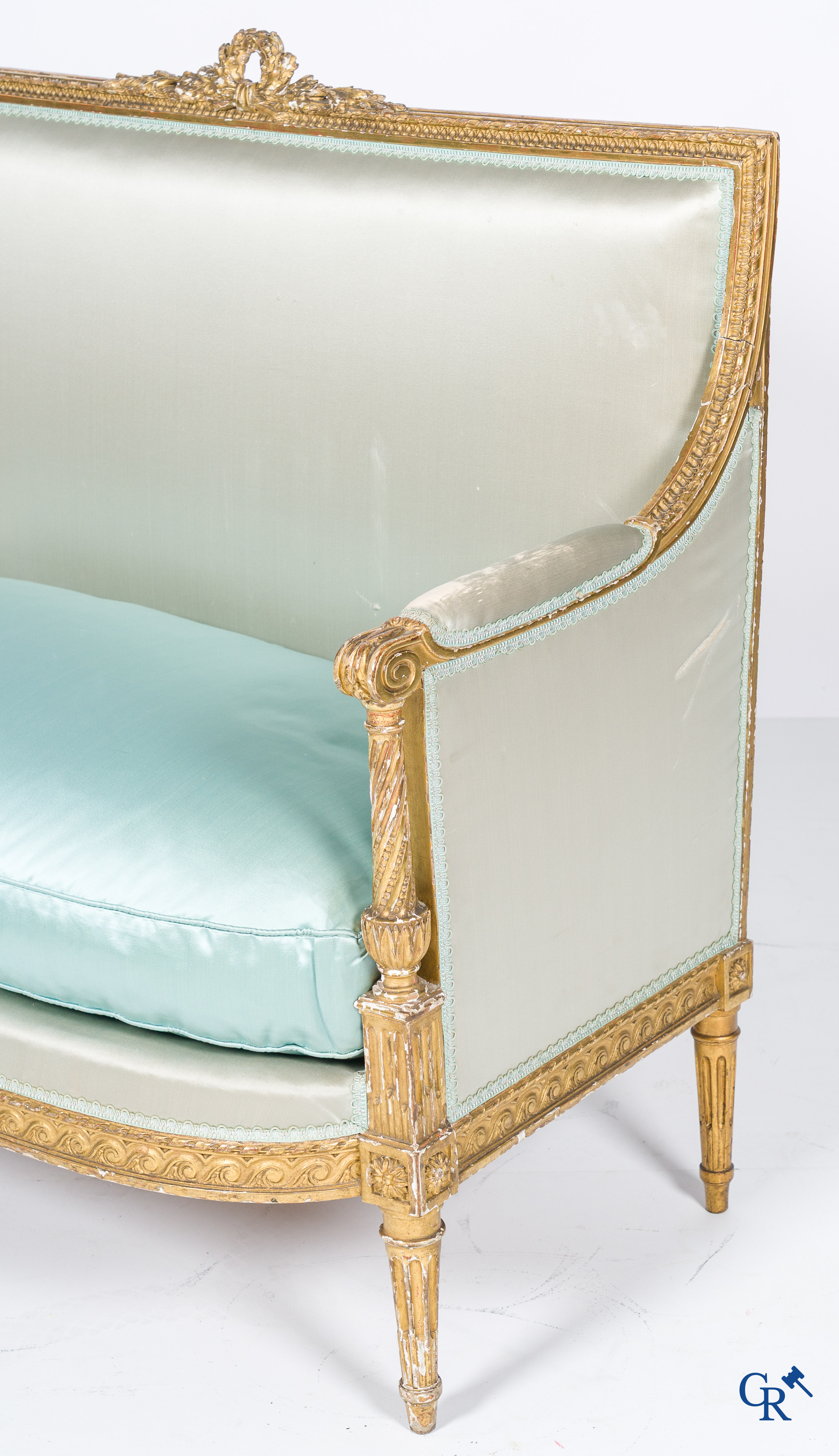 Louis XVI period. Marquise in finely sculpted and gilded wood. Late 18th century.