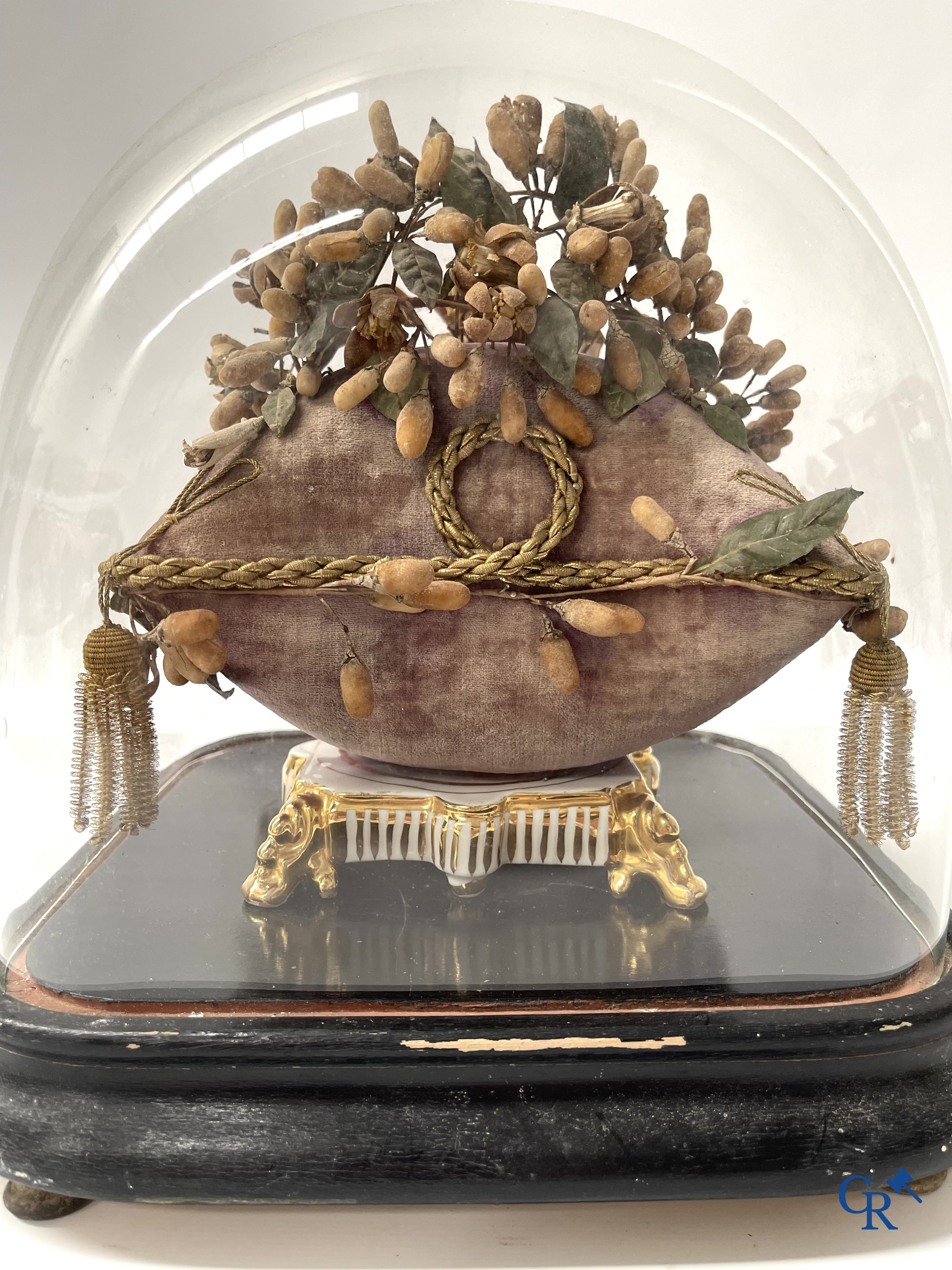 2 glass domes with a bridal bouquet on a cushion with a foot in gilded metal and a foot in Paris porcelain.