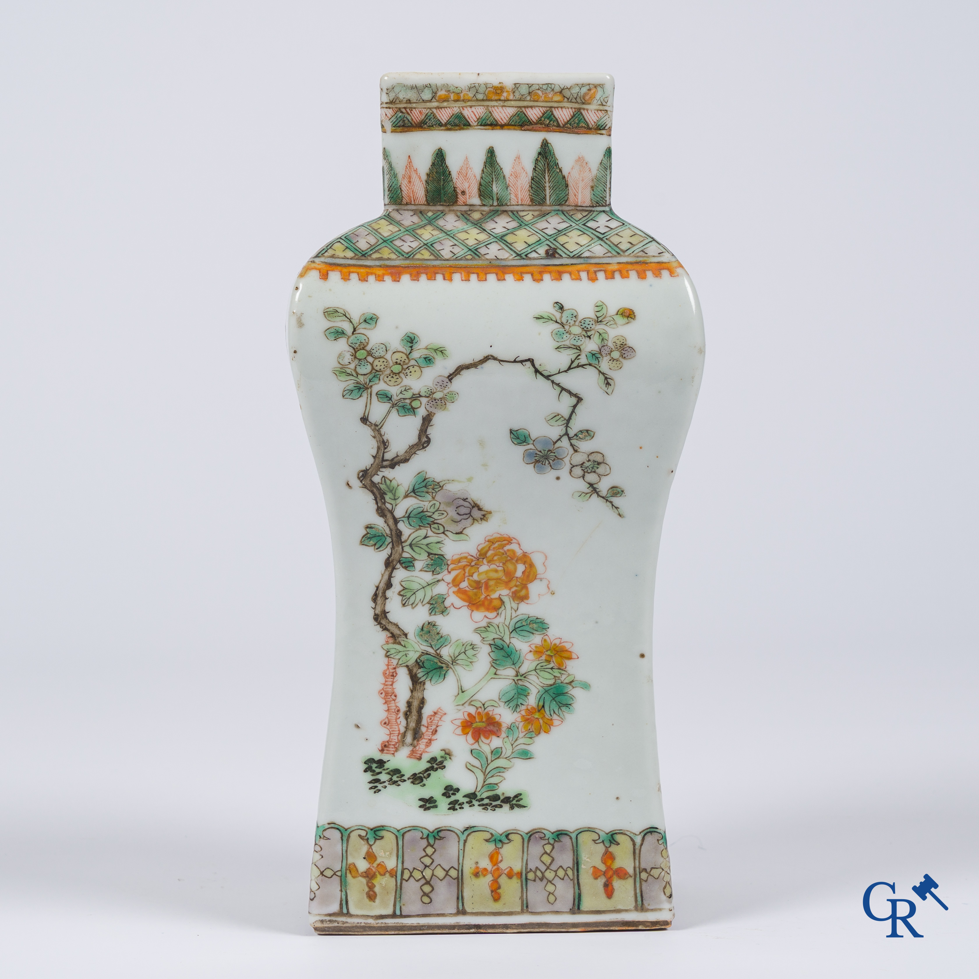 Asian Art, Chinese porcelain. A famille rose vase. Kangxi. Marked.