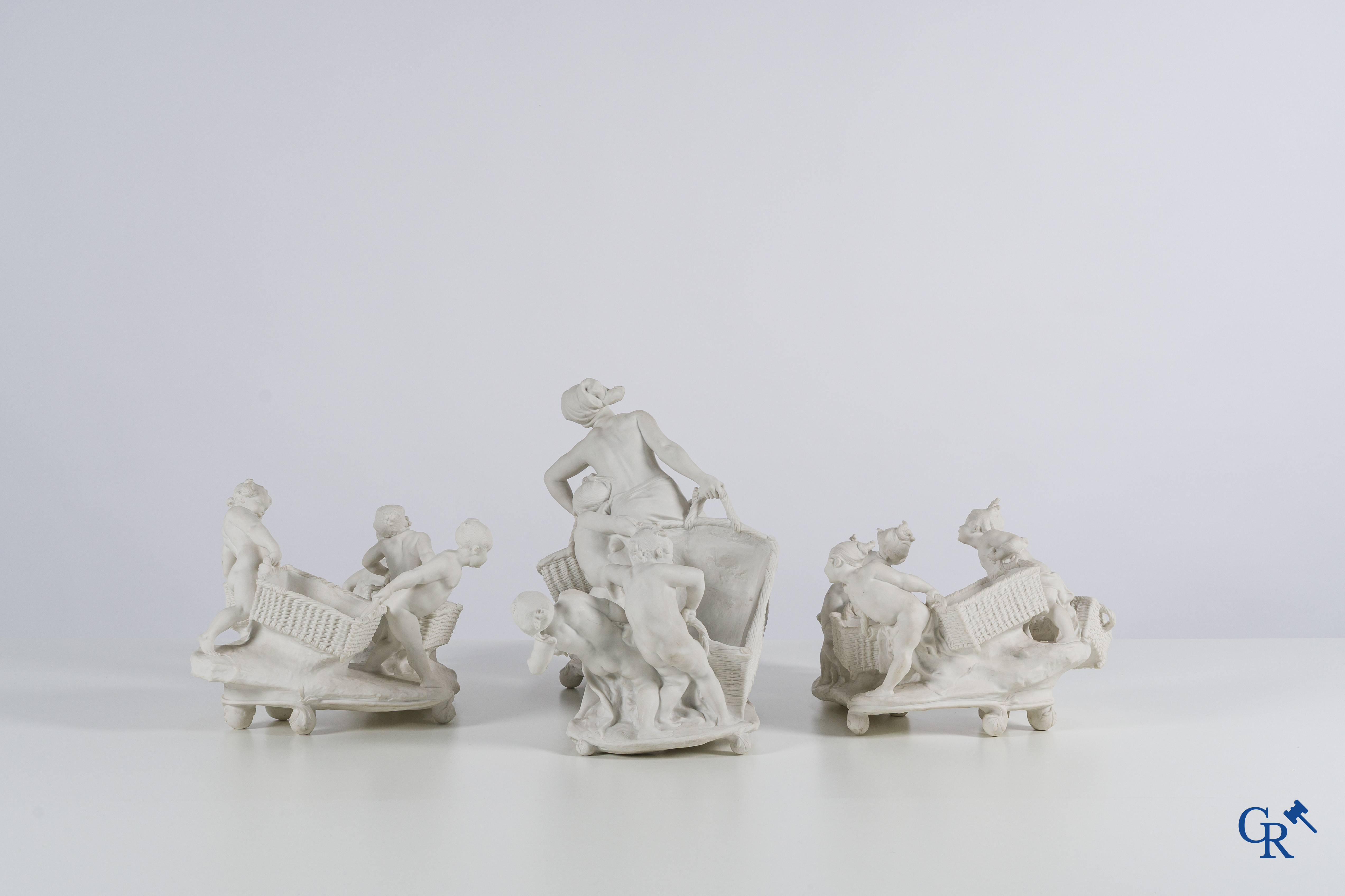 Jules Cheret (1836-1932) & Manufacture de Sèvres. Uitzonderlijk 3-delige Milieu de table, "Farandole d'amours".