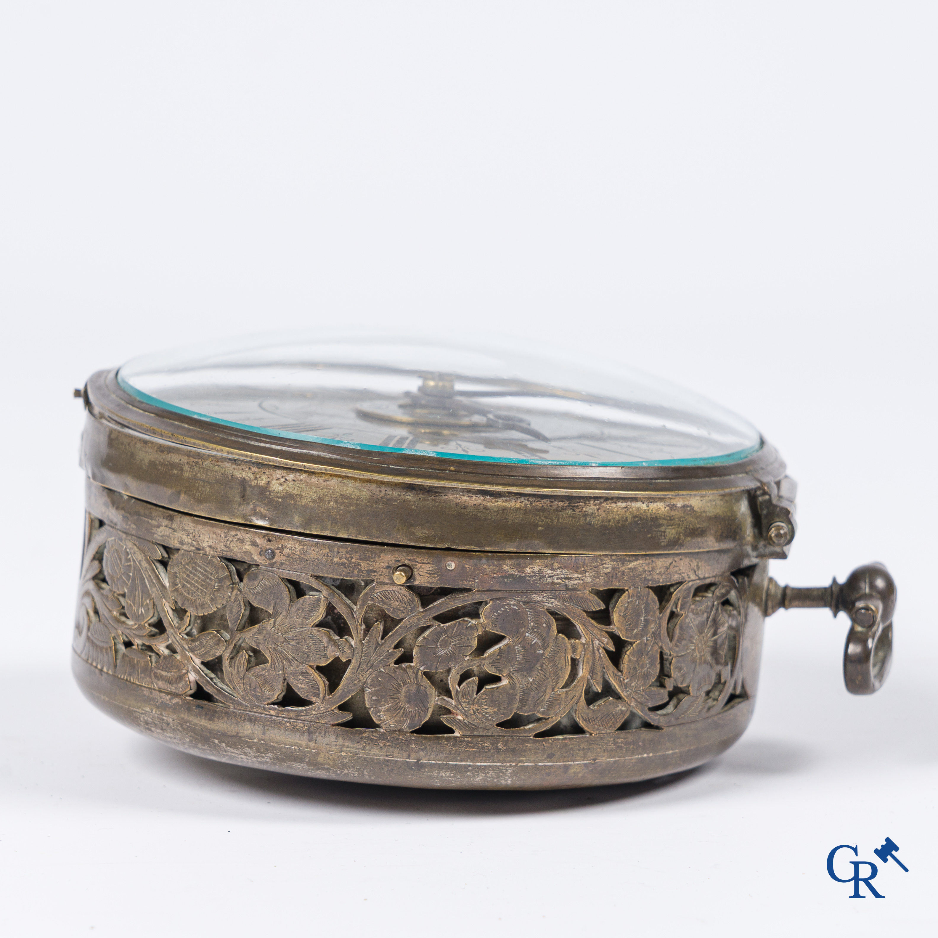 Horlogerie. Montre de carosse. Grande montre de carosse avec boîtier gravé et perforé. France XVIIe siècle.