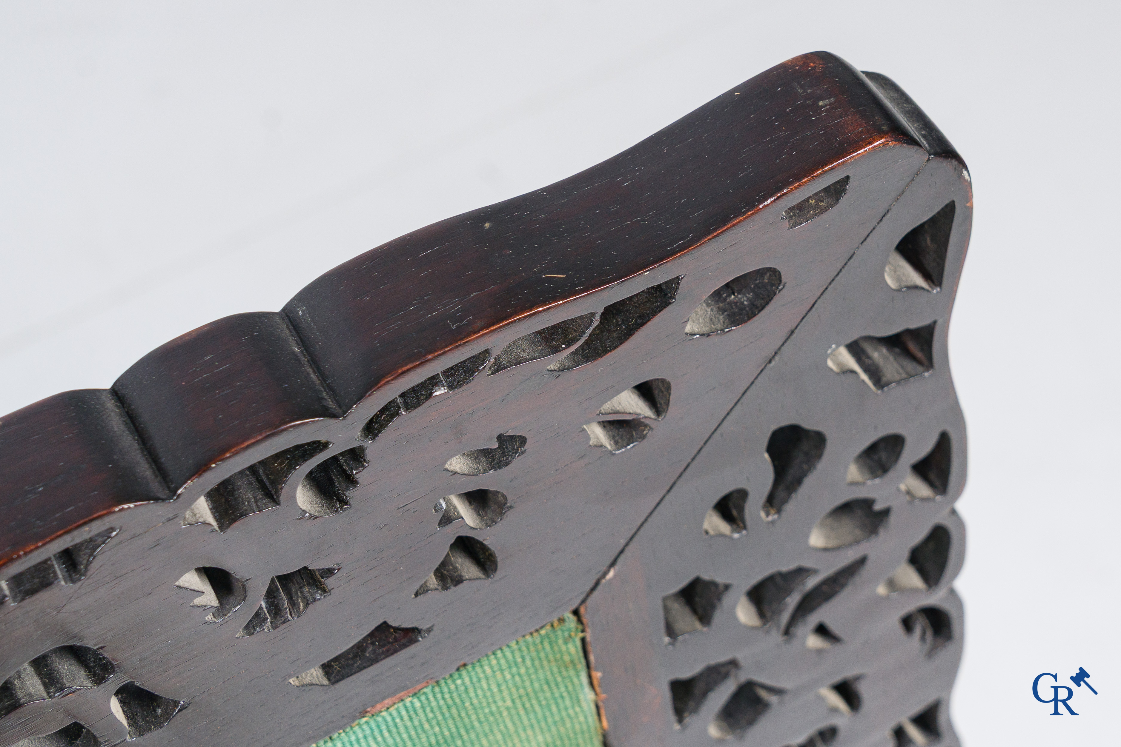 Asian Art, a large mirror in carved Chinese hardwood. 19th century.