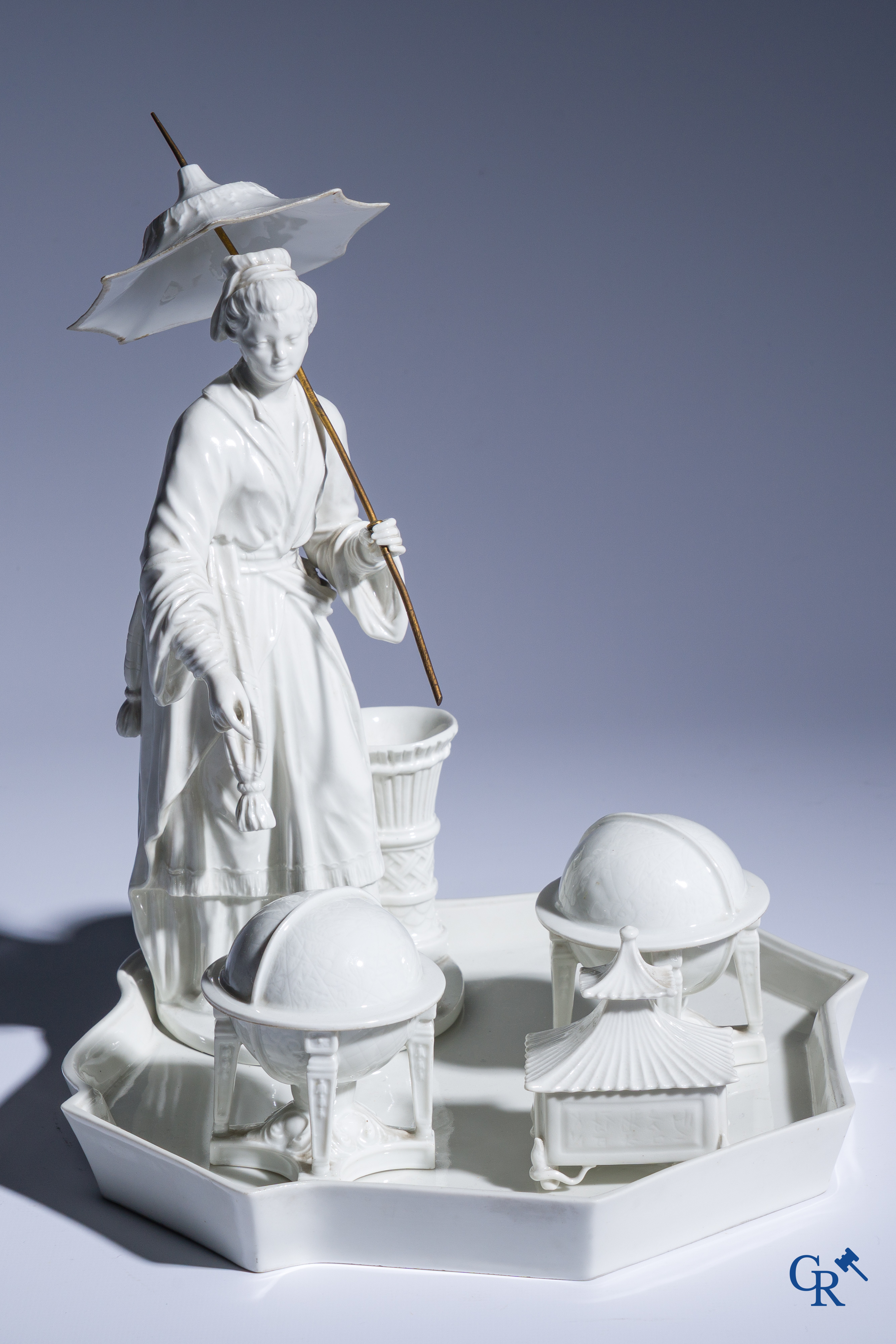 Koninklijke Porselein Fabriek Berlijn, KPM. Uitzonderlijk porseleinen inktstel in Aziatische stijl. Periode 1780-1830.