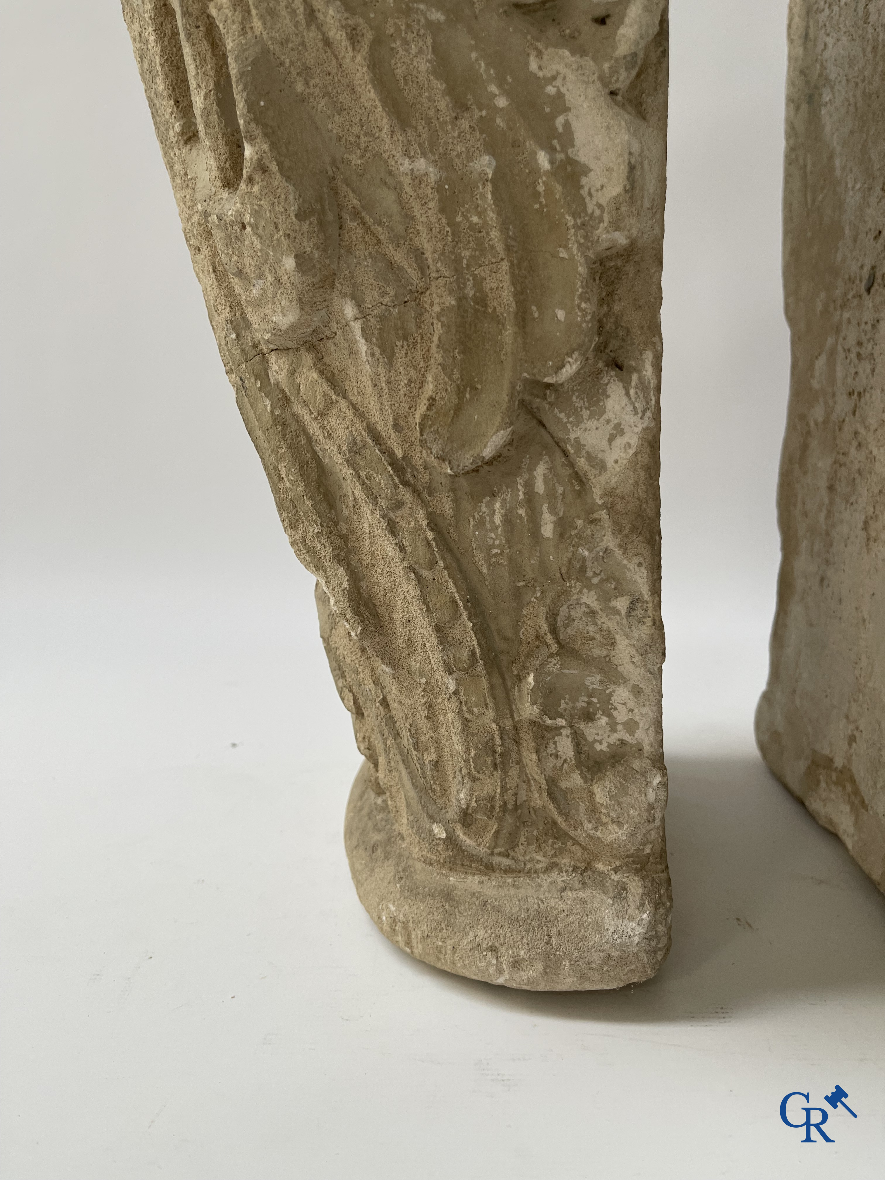 Paar gebeeldhouwde kalkstenen kapitelen. Frankrijk, hoogstwaarschijnlijk Champagnestreek, XIIe eeuw.